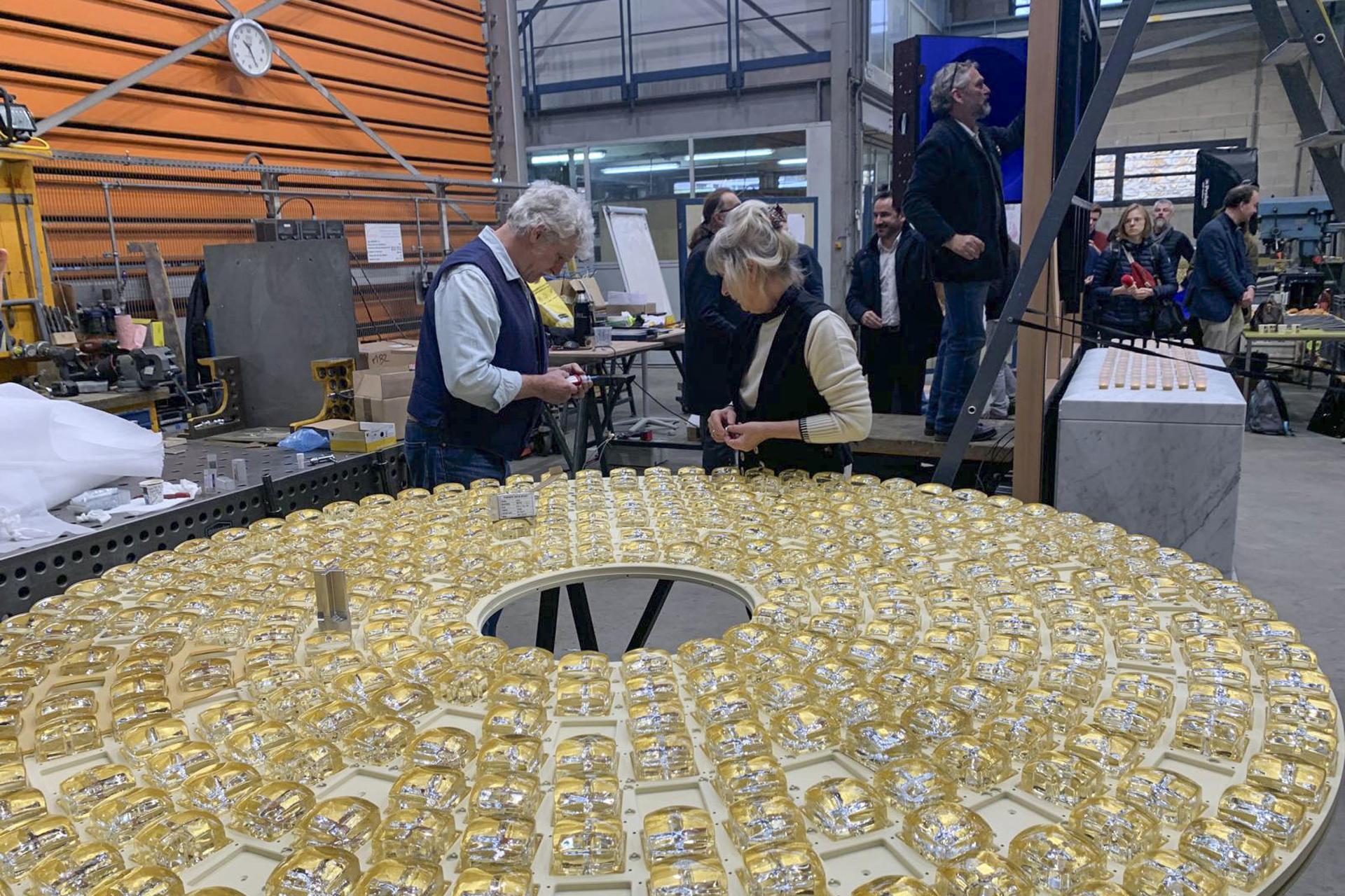 La catedral de Notre Dame de París se prepara para su próxima reapertura con la construcción de un gran relicario.