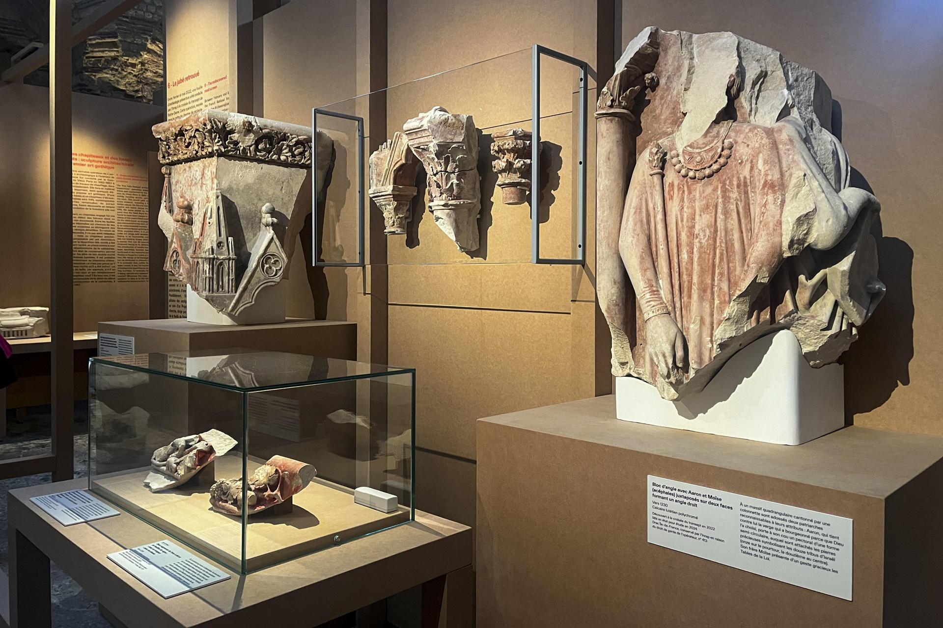 Imagen de la exposición de mas de 120 fragmentos escultóricos expuestos en el Museo Cluny de Historia Medieval de Paris.