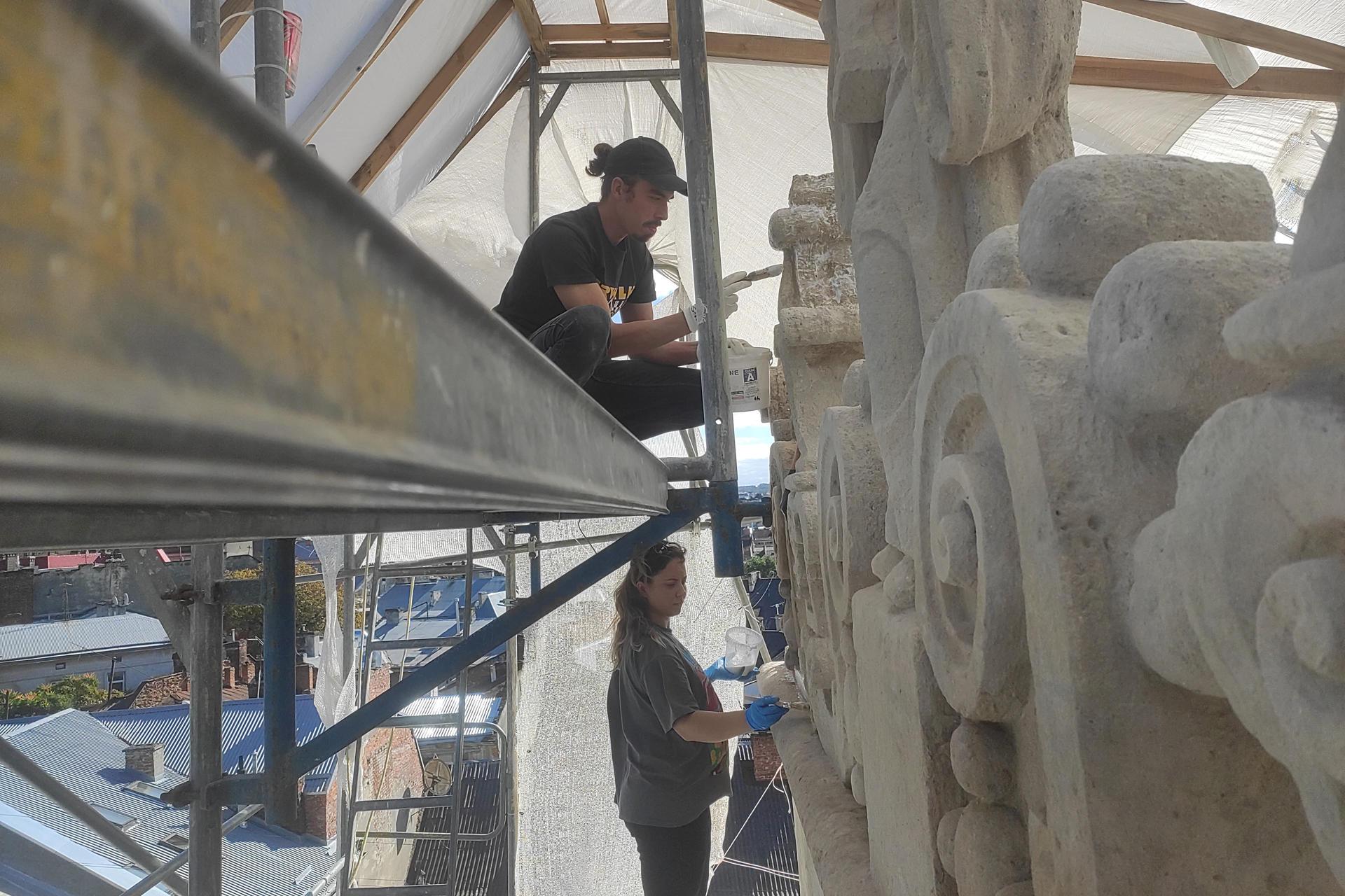 La restauradora Olena Savchuk trabaja en la restauración de la torre del antiguo monasterio benedictino del siglo XVII en Leópolis.