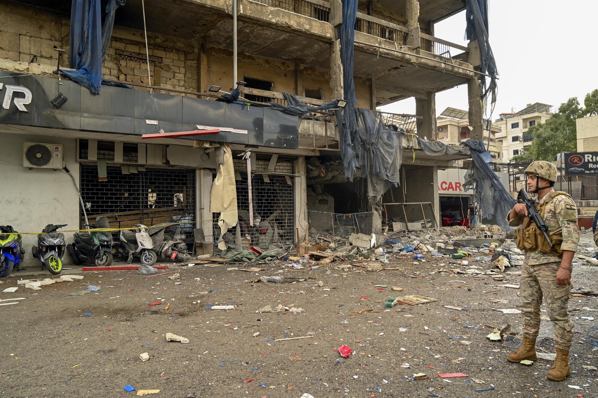 Soldado del ejército libanés cerca de un edificio dañado tras un ataque militar israelí en Hadath. 