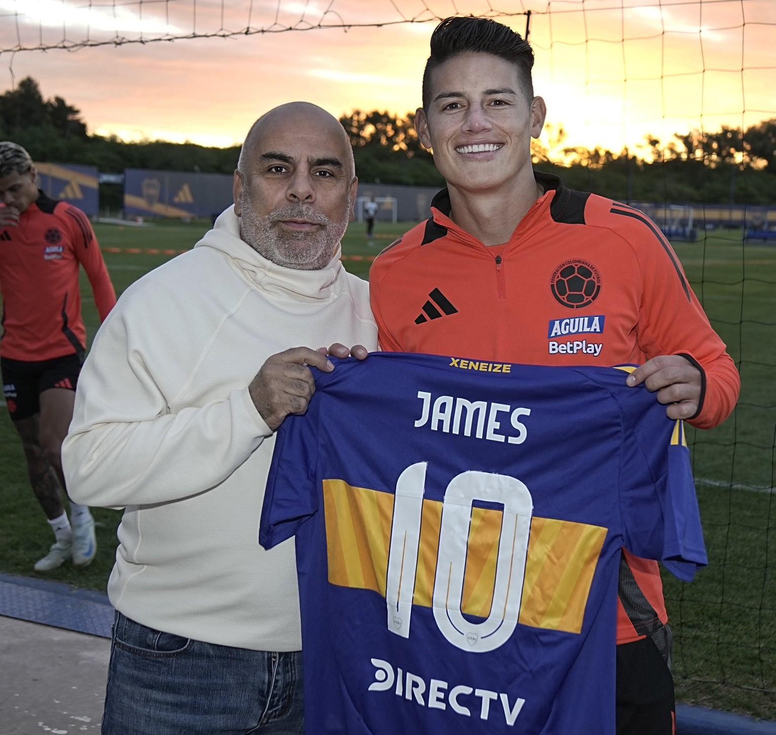 James Rodríguez con 'Chicho' Serna tras recibir su camiseta de Boca Juniors.