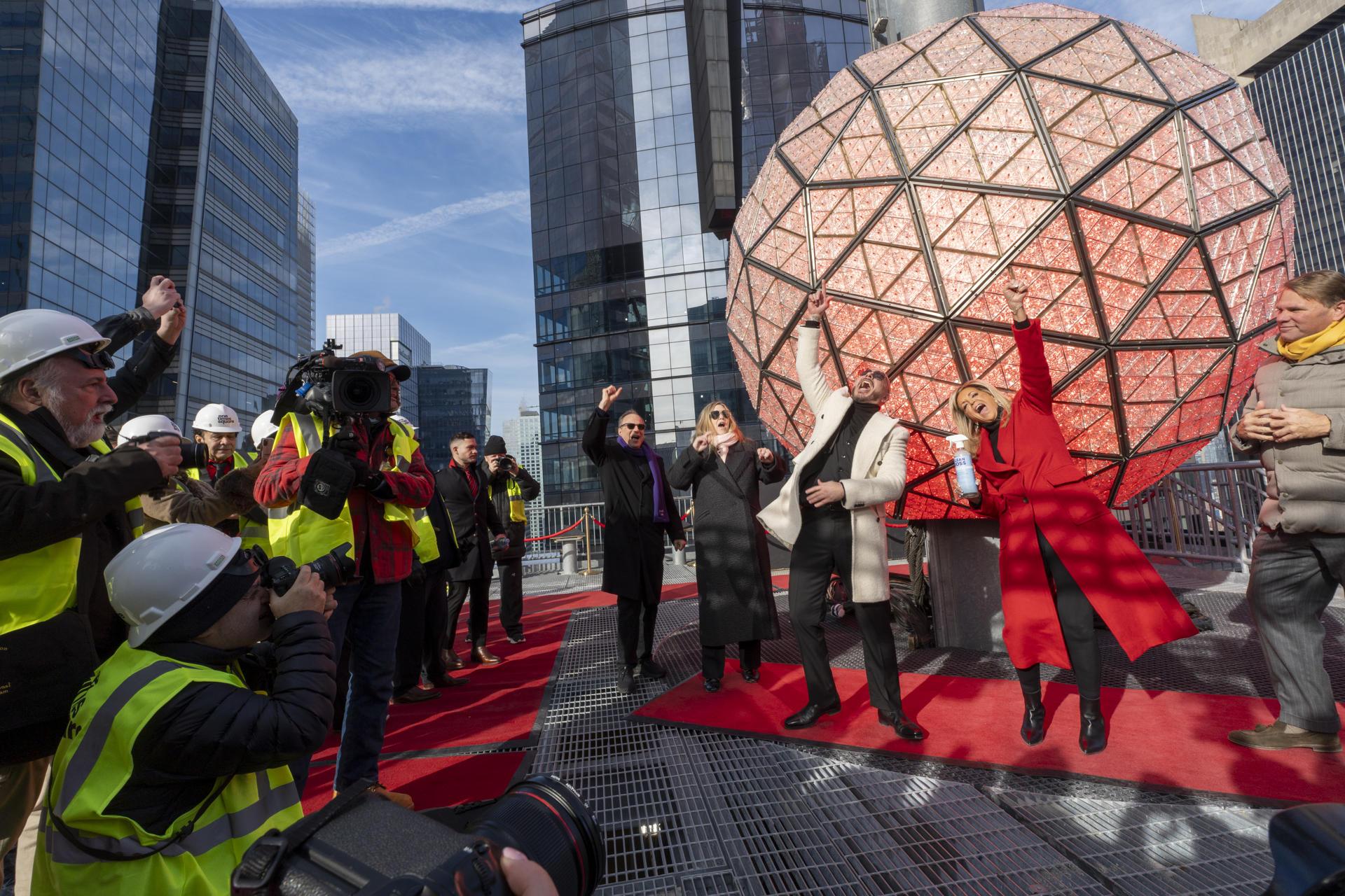 El rapero y compositor Pitbull, celebra tras colocar el último cristal de la icónica bola de cristal de Times Square. 