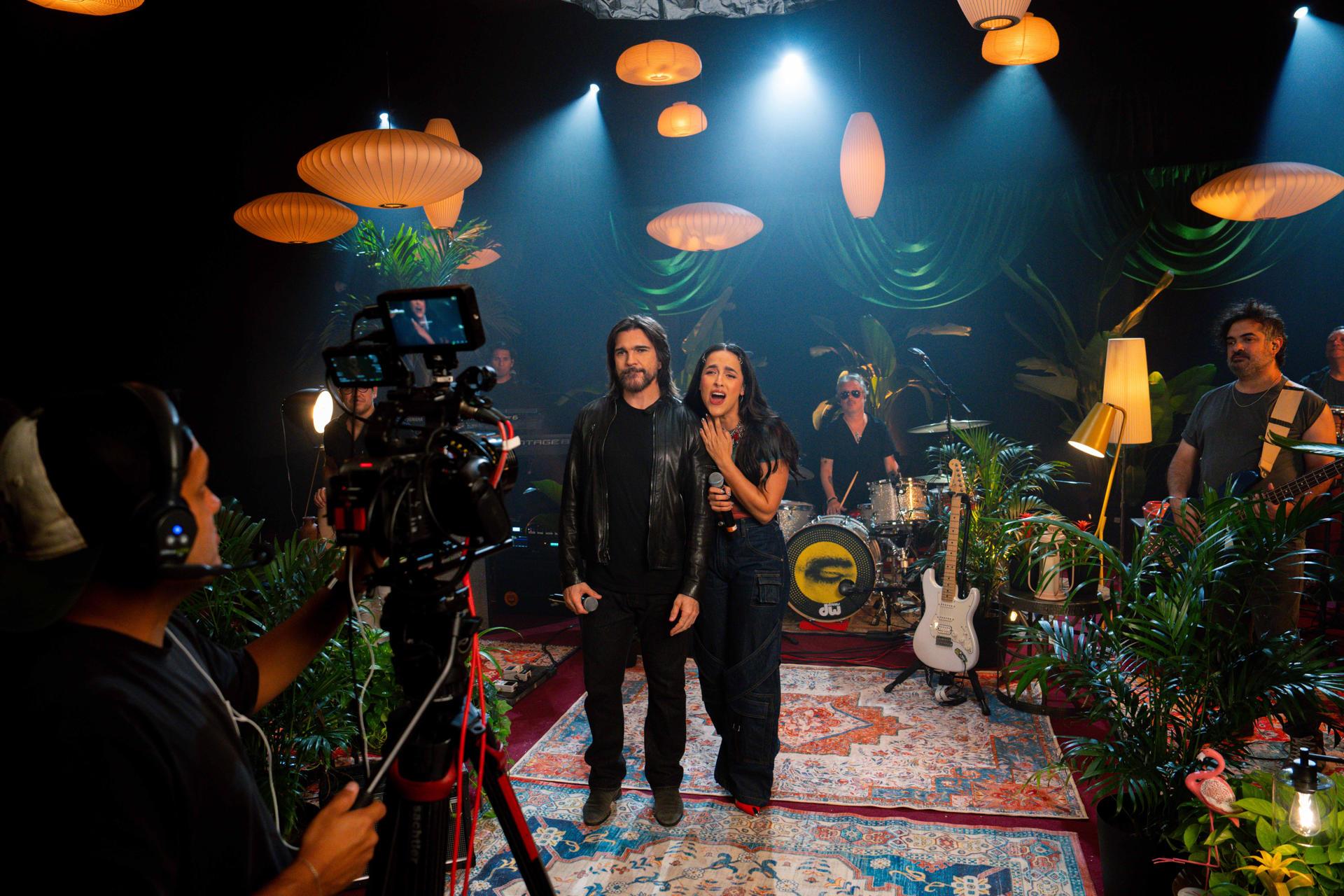 Fotografía del cantante colombiano Juanes, junto a la cantante puertorriqueña Gale. 