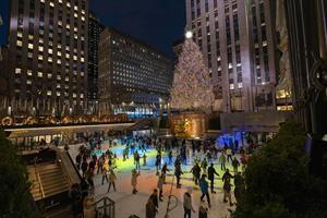 Pista de hielo junto al árbol del Rockefeller Center, en Manhattan Nueva York (Estados Unidos).