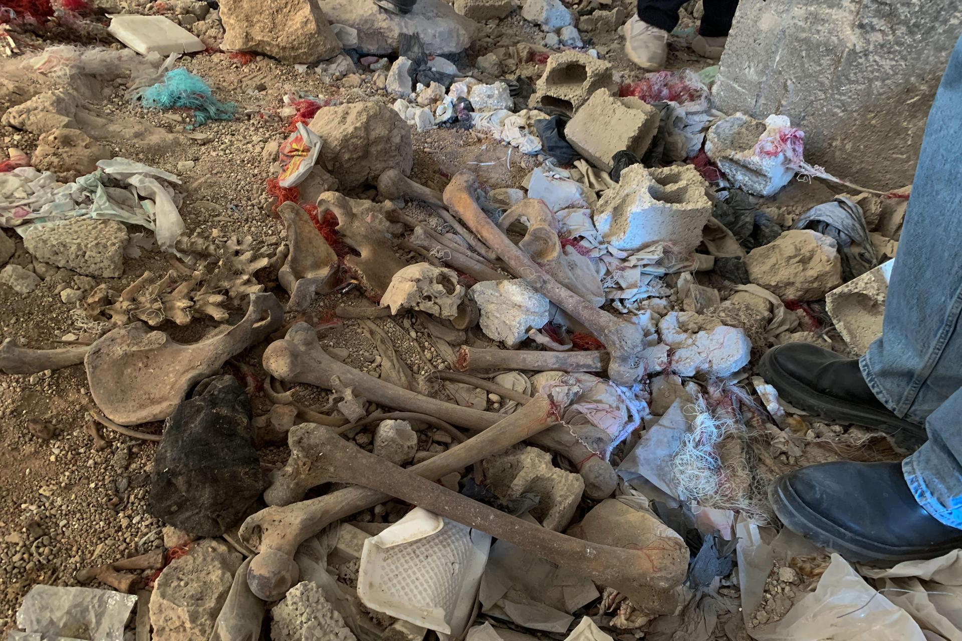 Restos humanos vistos este martes en el barrio de Tadamon, en Damasco.