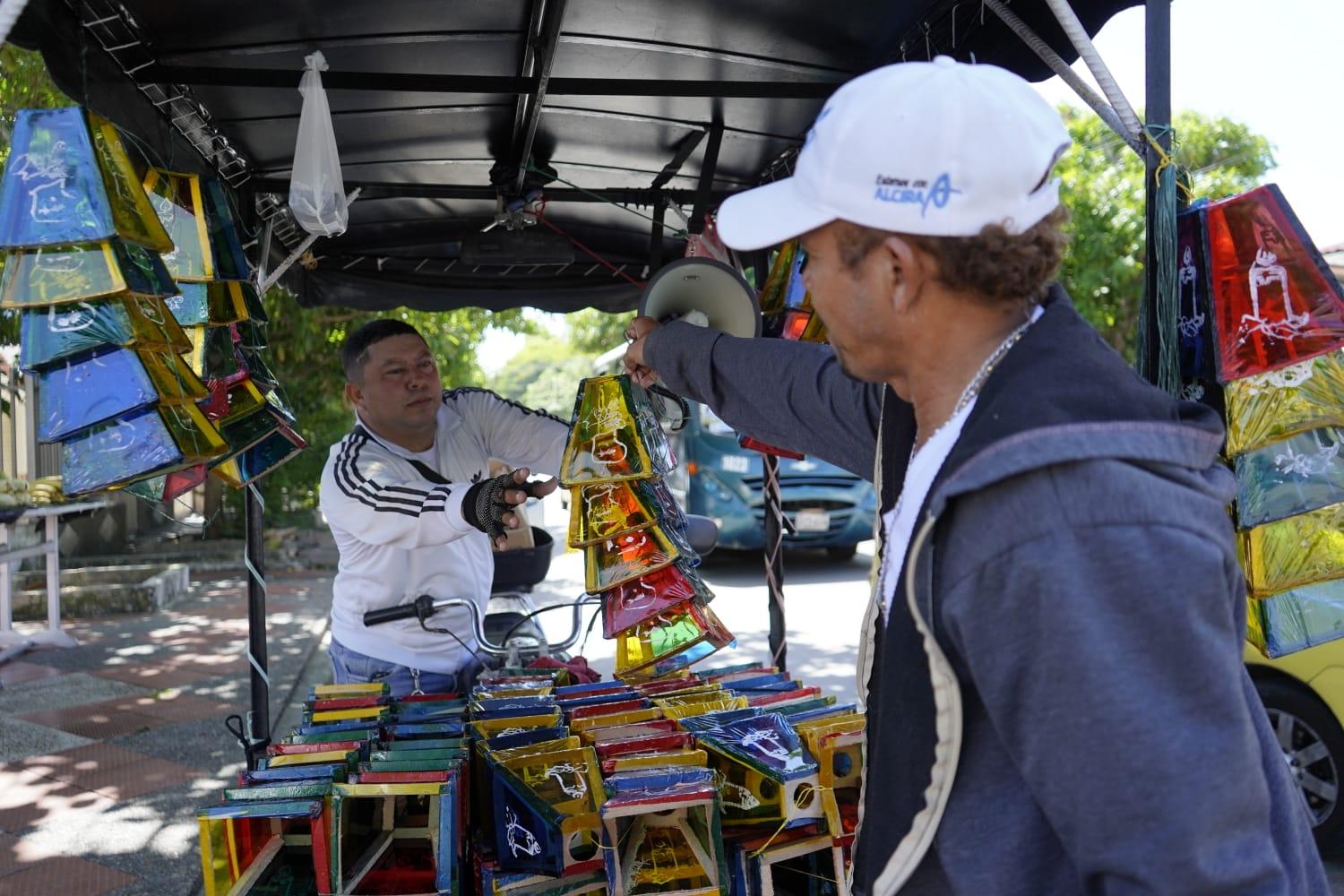 Vendedor de faroles en la carrera 25 con 70 C. 