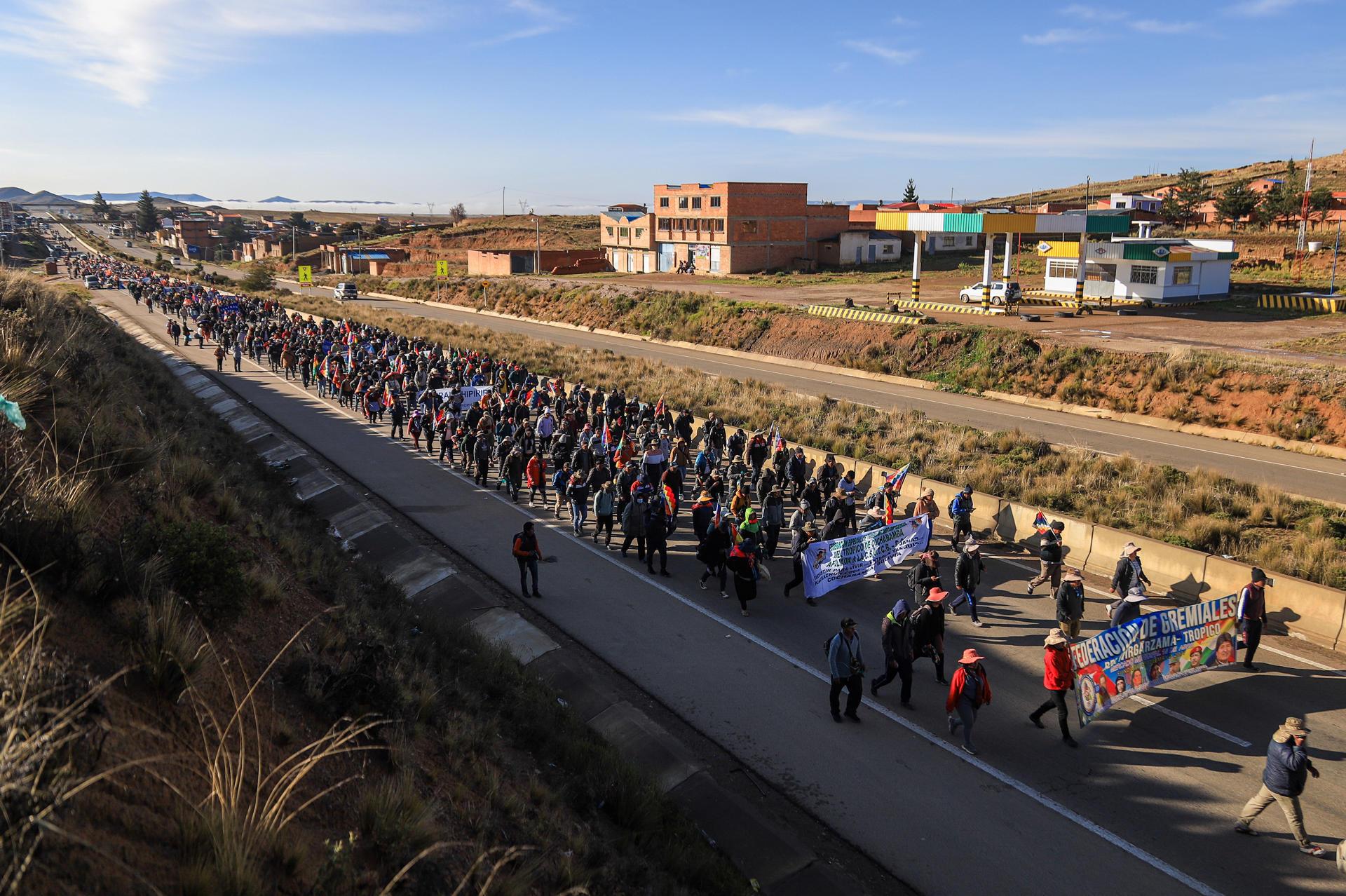 Las personas cumplieron desde el Altiplano hacia La Paz en protesta por problemas económicos.