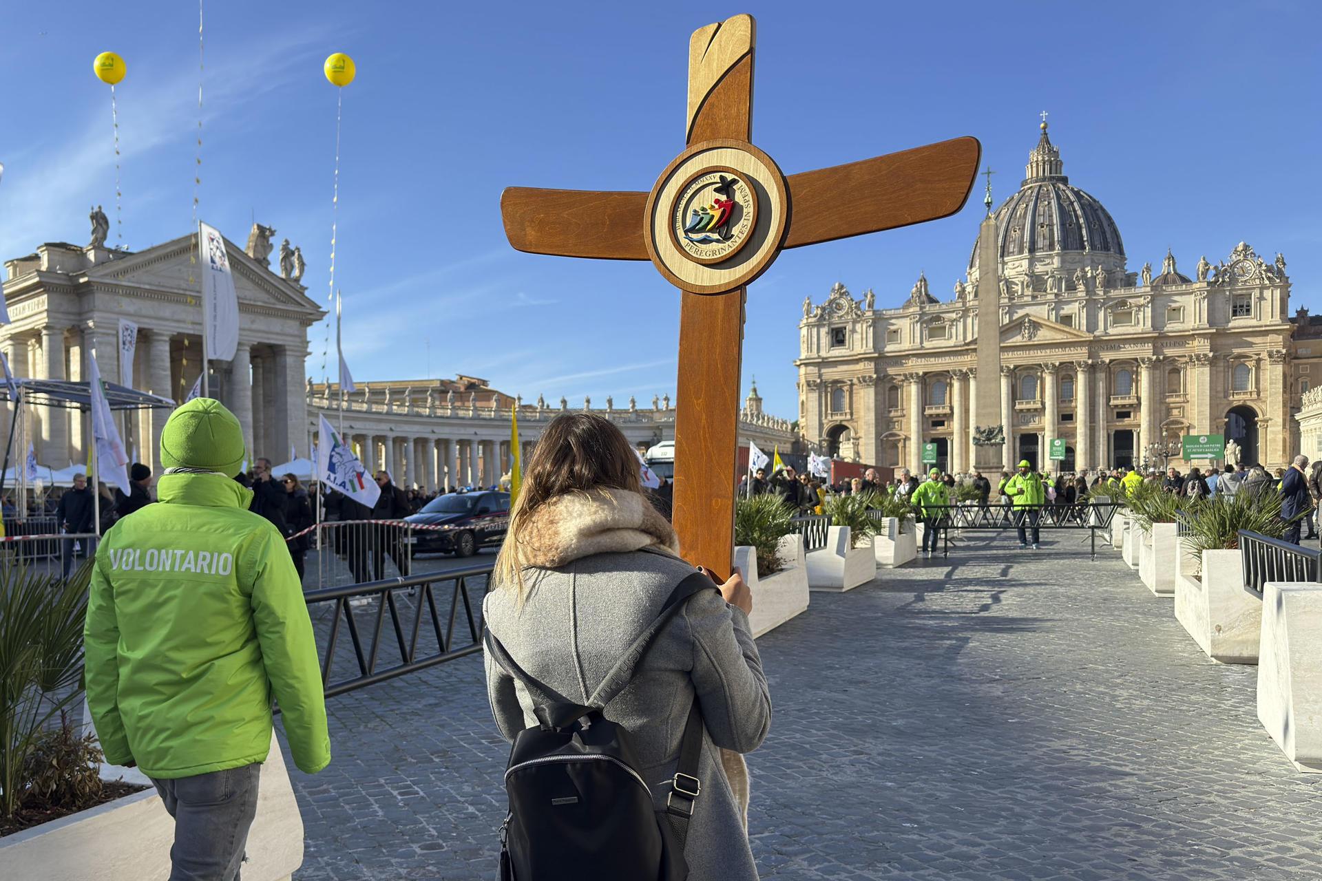Los peregrinos llegan a la plaza de San Pedro en el Vaticano acompañados de uno de los voluntarios del Dicasterio para la Evangelización.