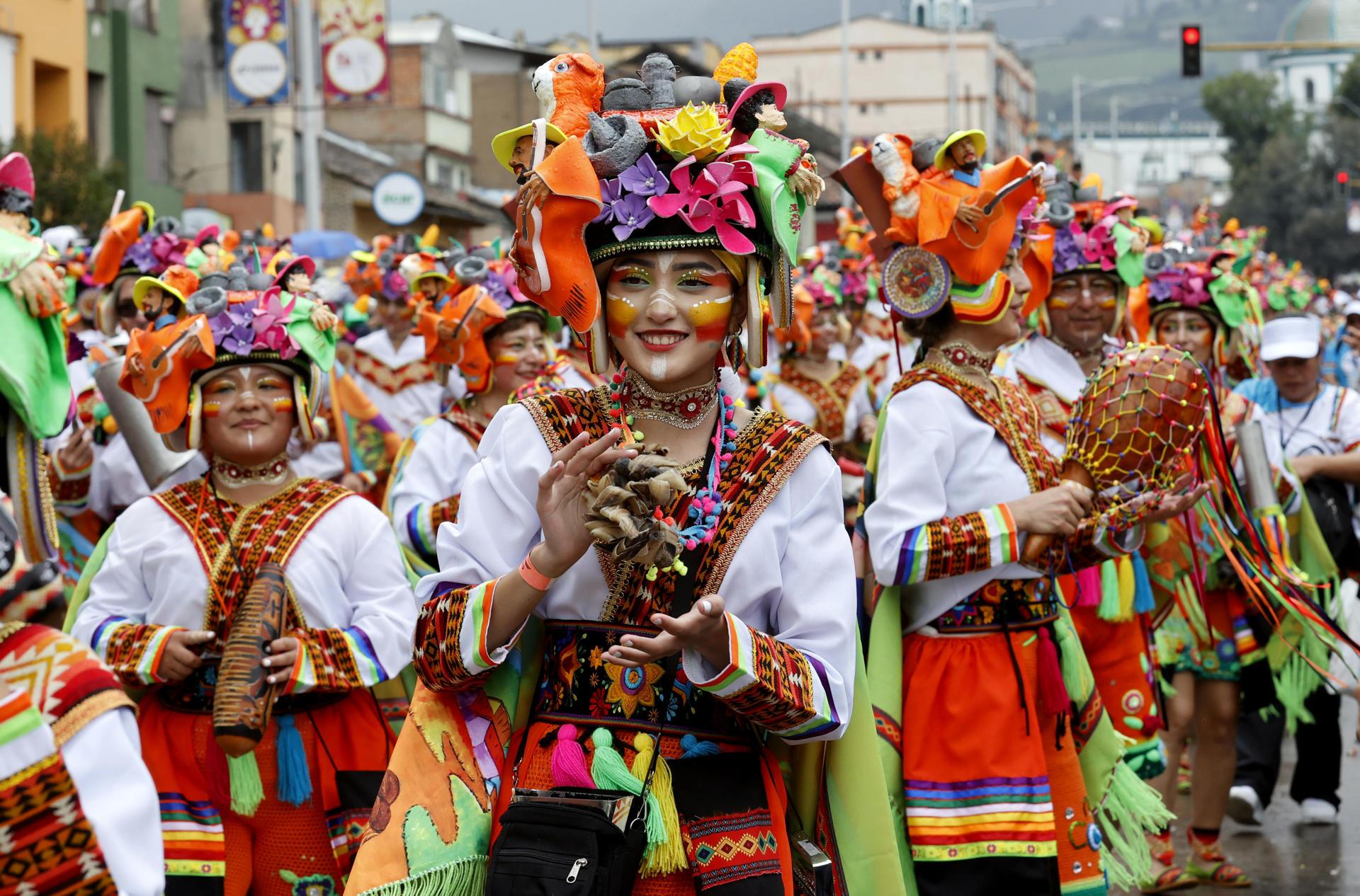 Integrantes de una comparsa participan en el desfile del 'Canto a la Tierra' este viernes, en el Carnaval de Negros y Blancos en Pasto. 