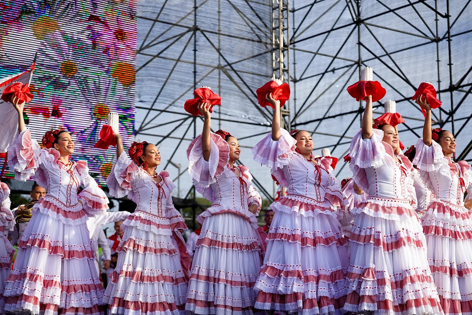 Fiesta de Danzas y Cumbias, un cierre lleno de colores y tradición en la Plaza de la Paz
