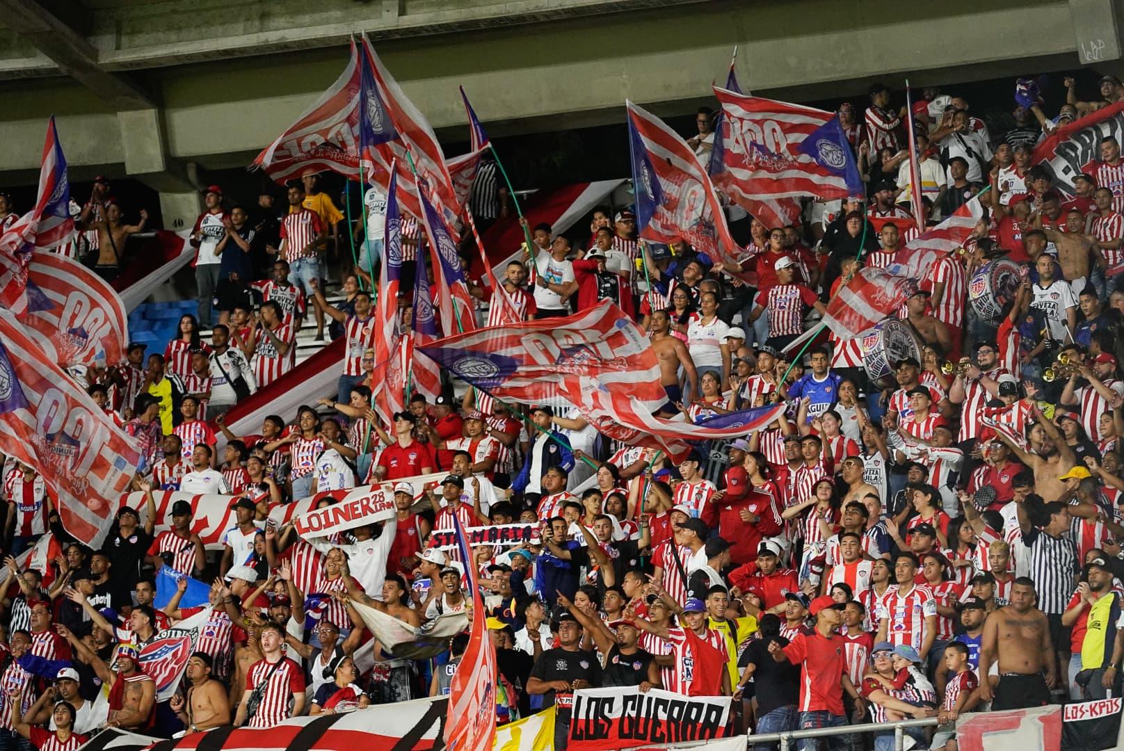 Los hinchas alentaron el equipo tiburón en el Metropolitano. 