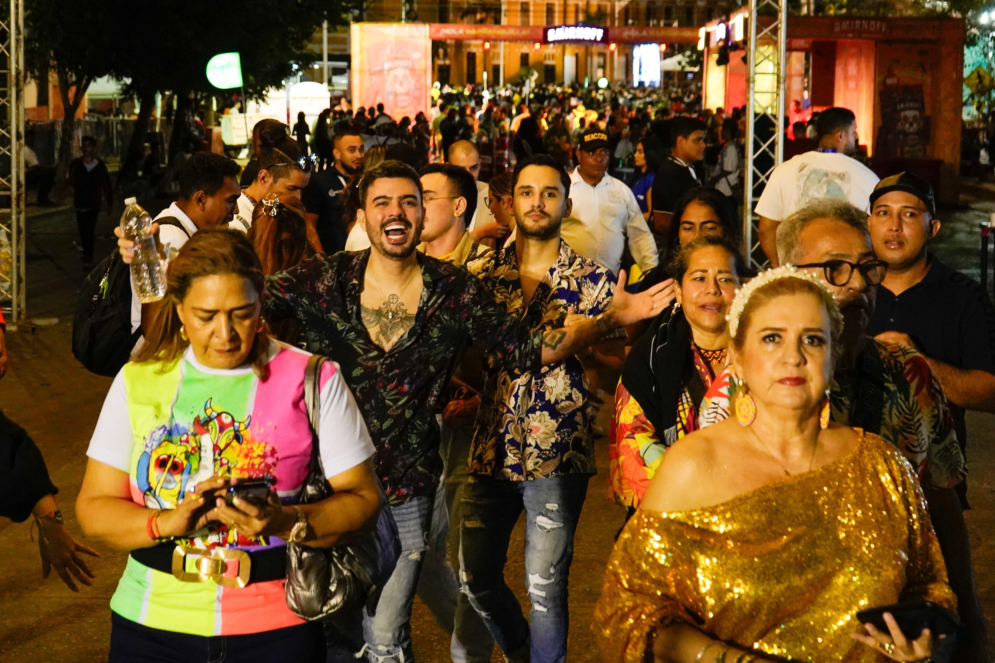 Los carnavaleros disfrutando de 'Baila a la calle'. 