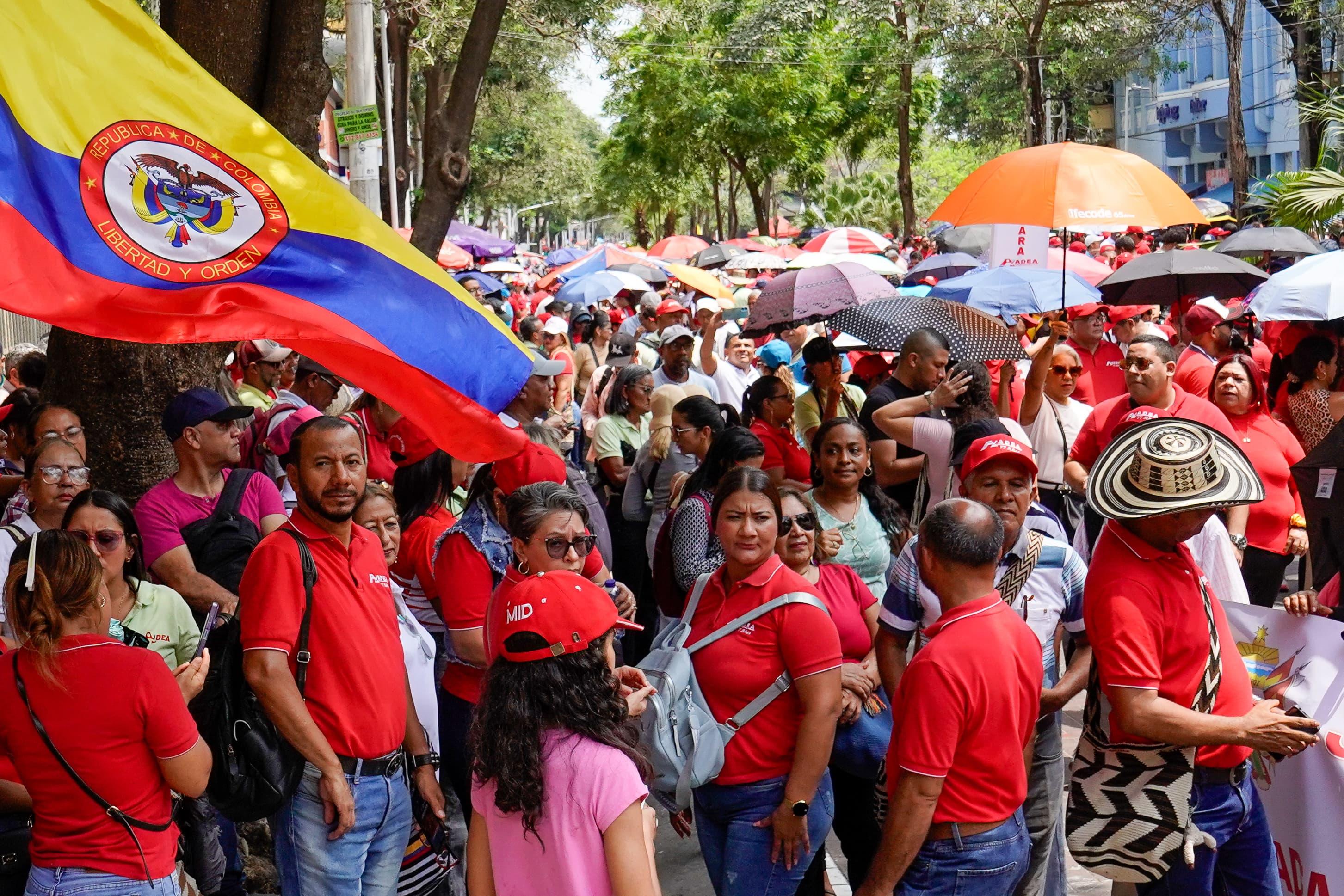 Marcha de la Adea desde la estatua del Libertador, en el Paseo Bolívar, hasta la sede de la Alcaldía de Barranquilla.