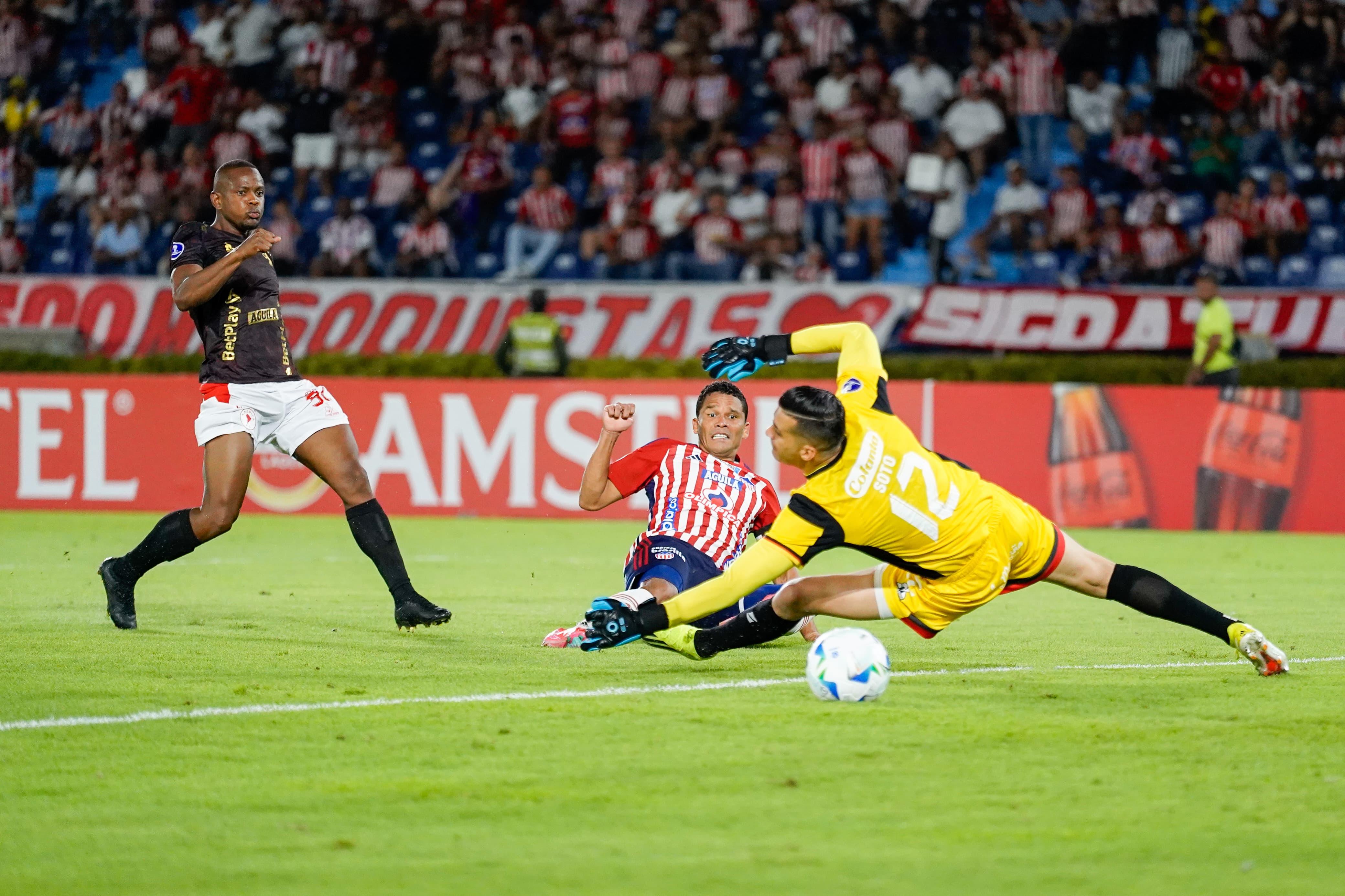 Aspecto del partido entre Junior y  América. 