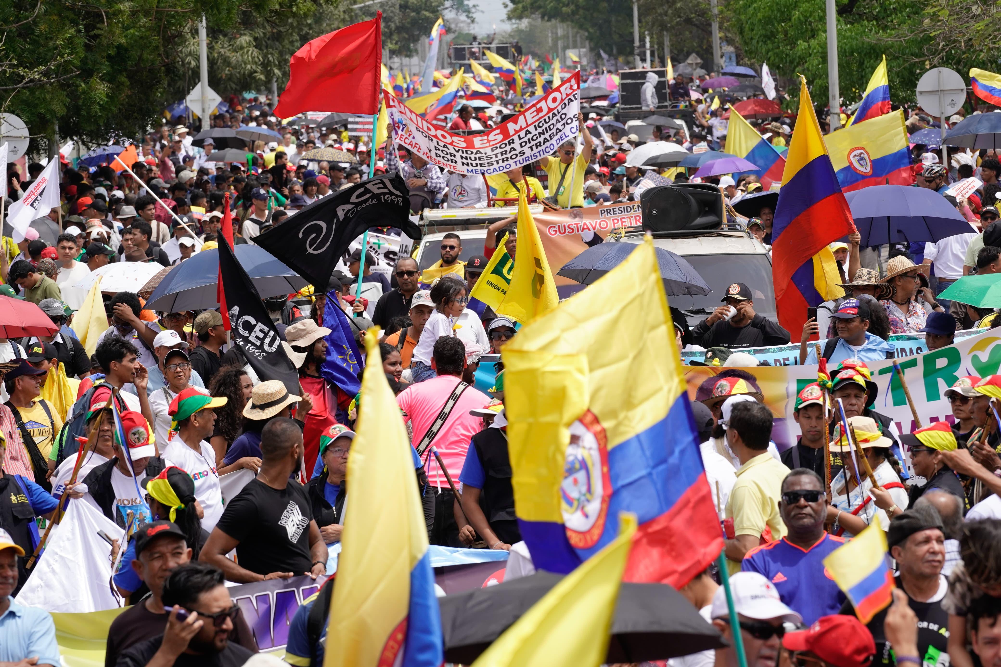 Cientos de ciudadanos exigiendo al Congreso la aprobación de las reformas.