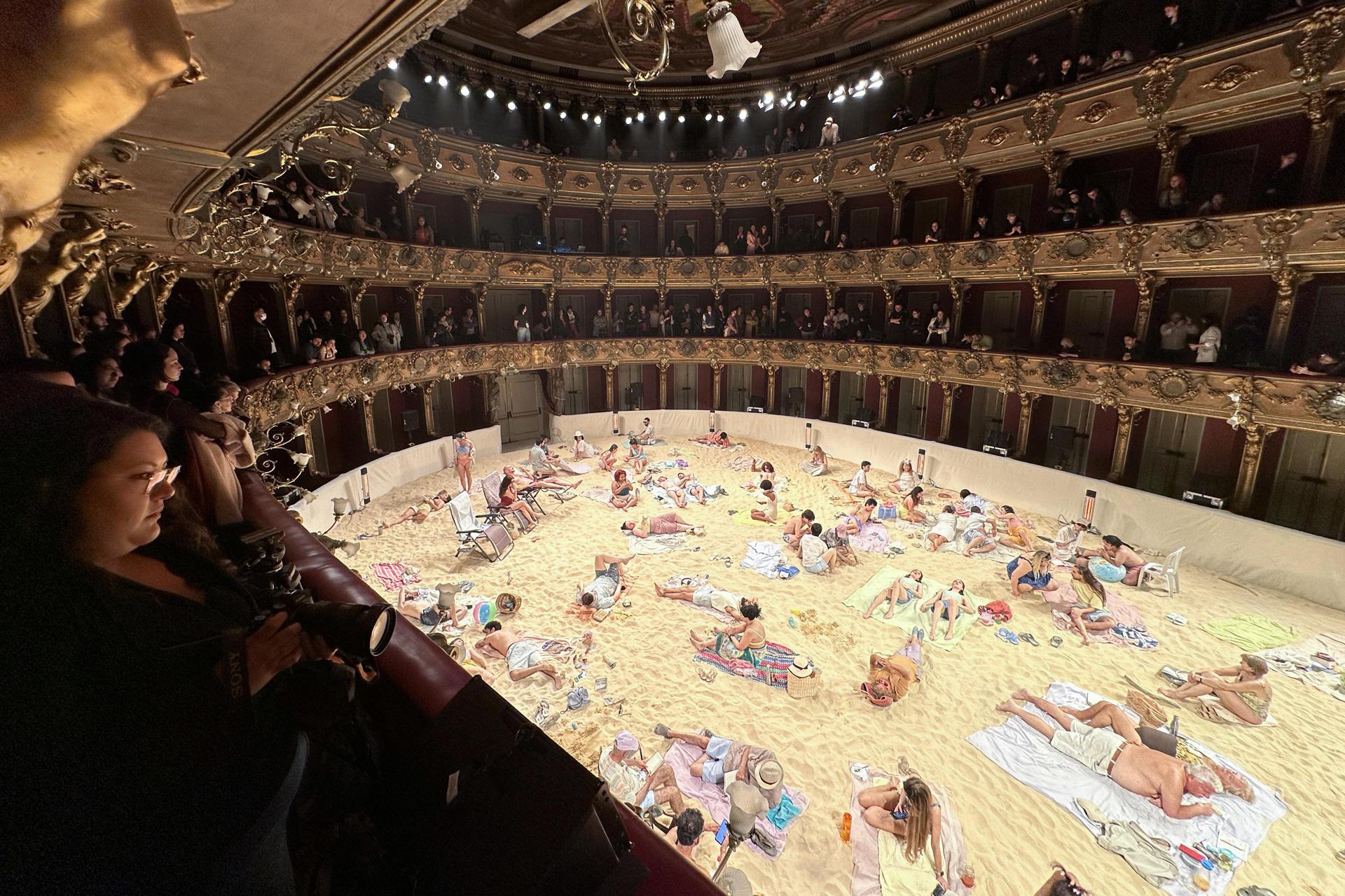 Un grupo de artistas participan en el teatro Colón de Bogotá. 