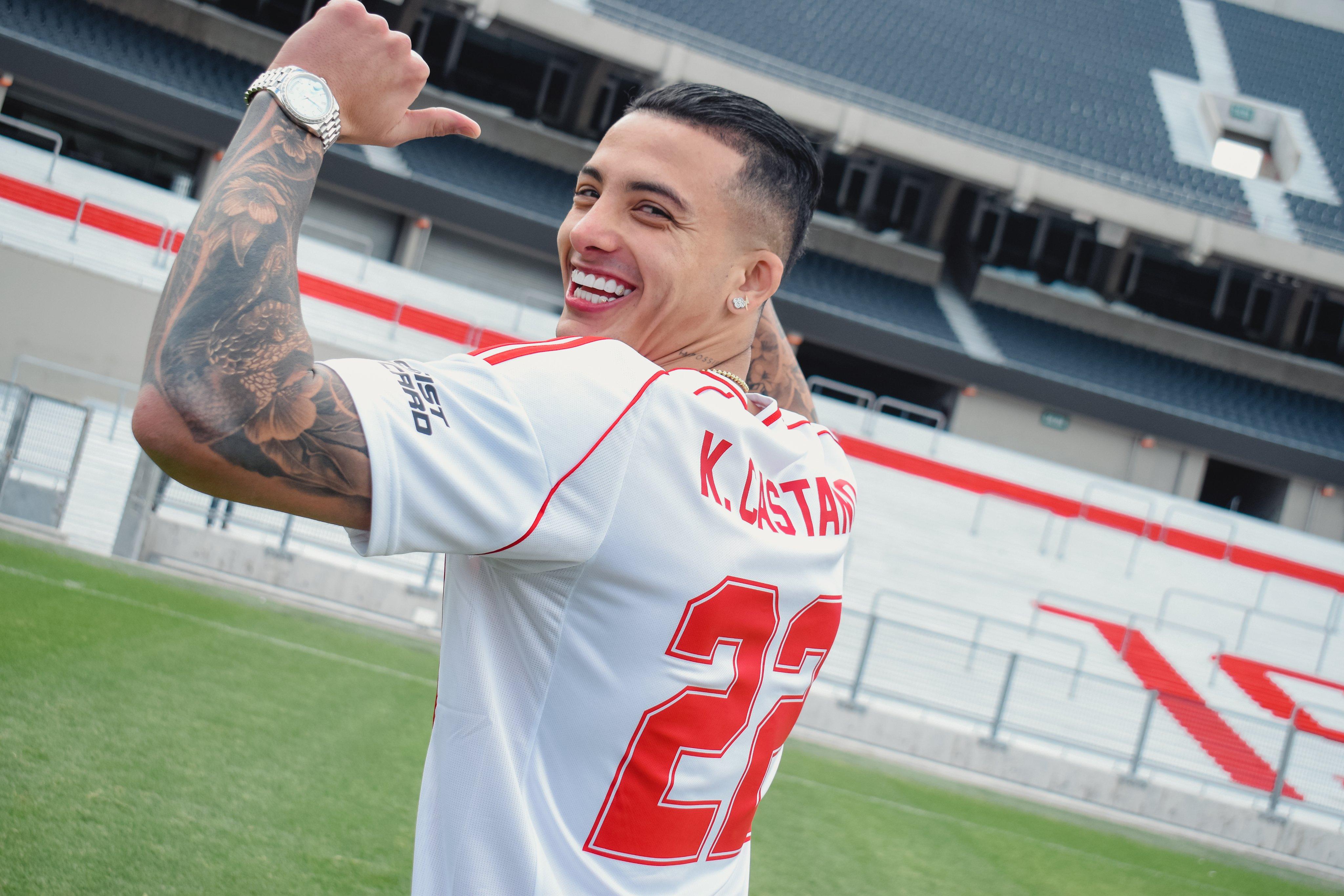 Kevin Castaño con la camiseta de River en el gramado del Más Monumental. 