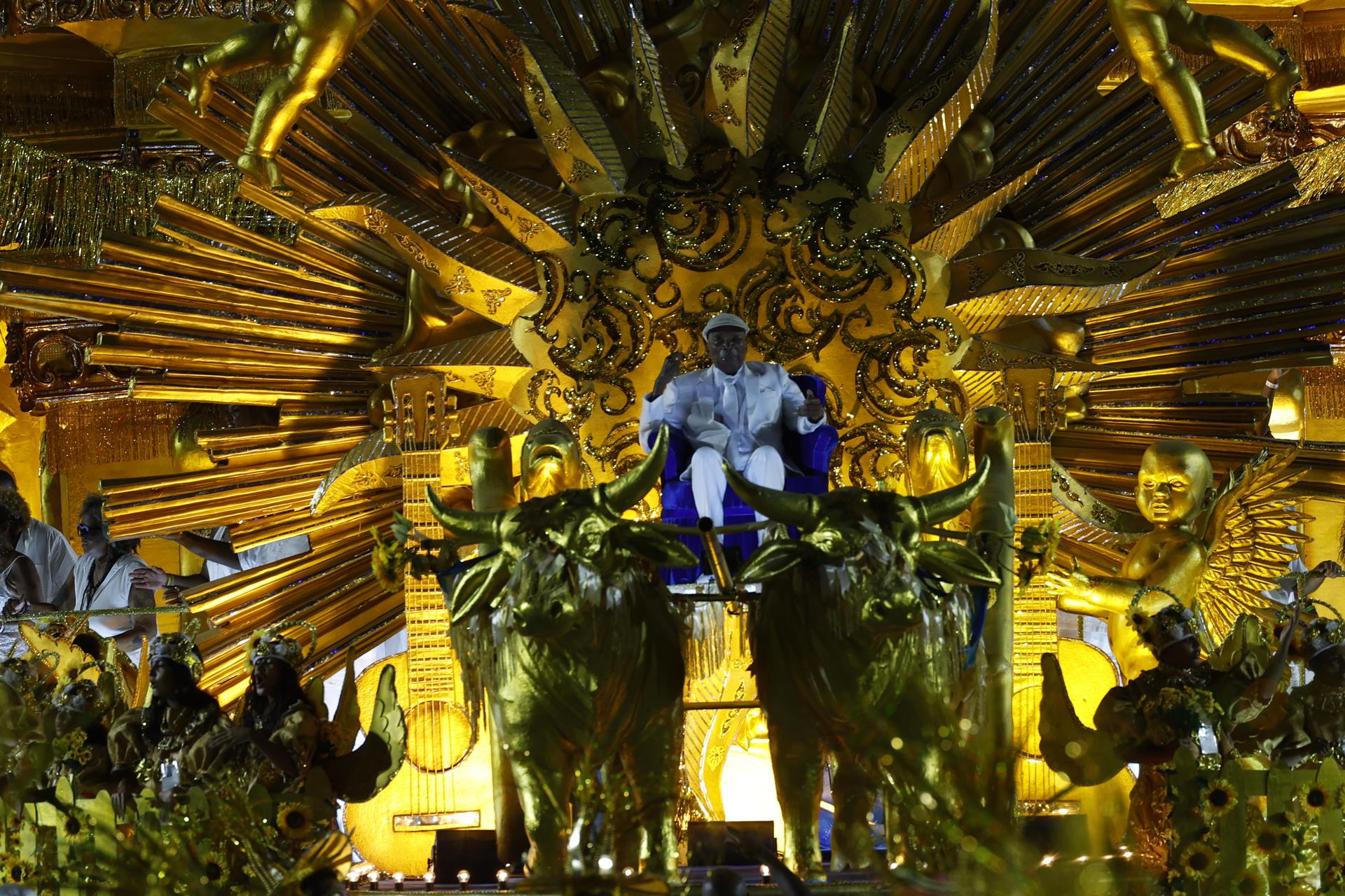 Desfile del Carnaval de Río de Janeiro en el sambódromo.