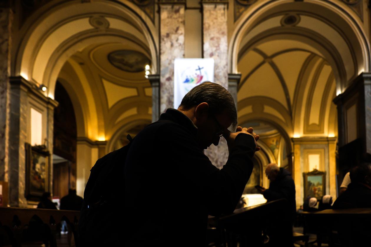 Un hombre reza en una misa en honor al Papa Francisco este lunes, en la Catedral Metropolitana de la Ciudad de Buenos Aires.