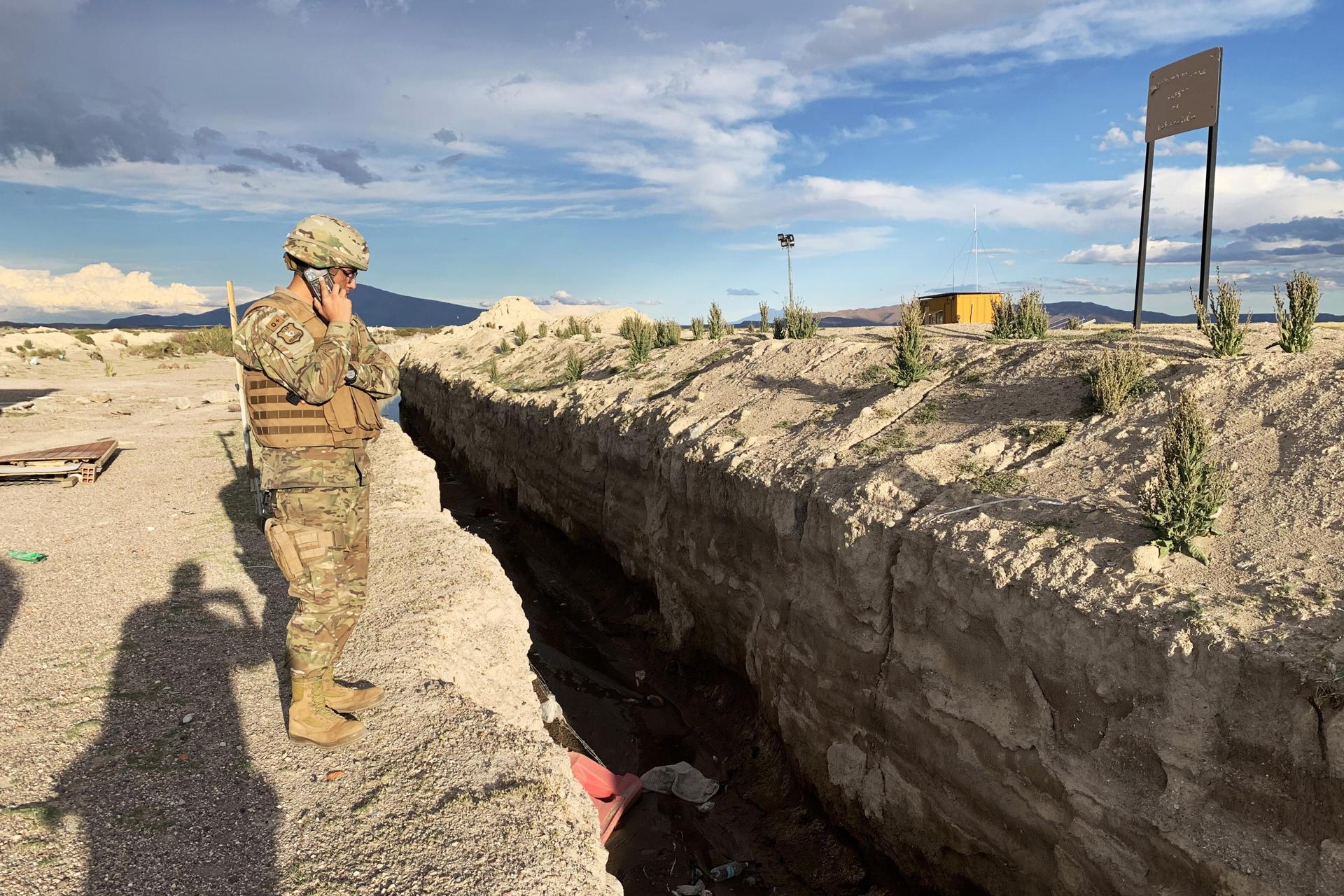 Un integrante del Ejército de Chile custodiando el paso fronterizo en la comuna de Colchane.