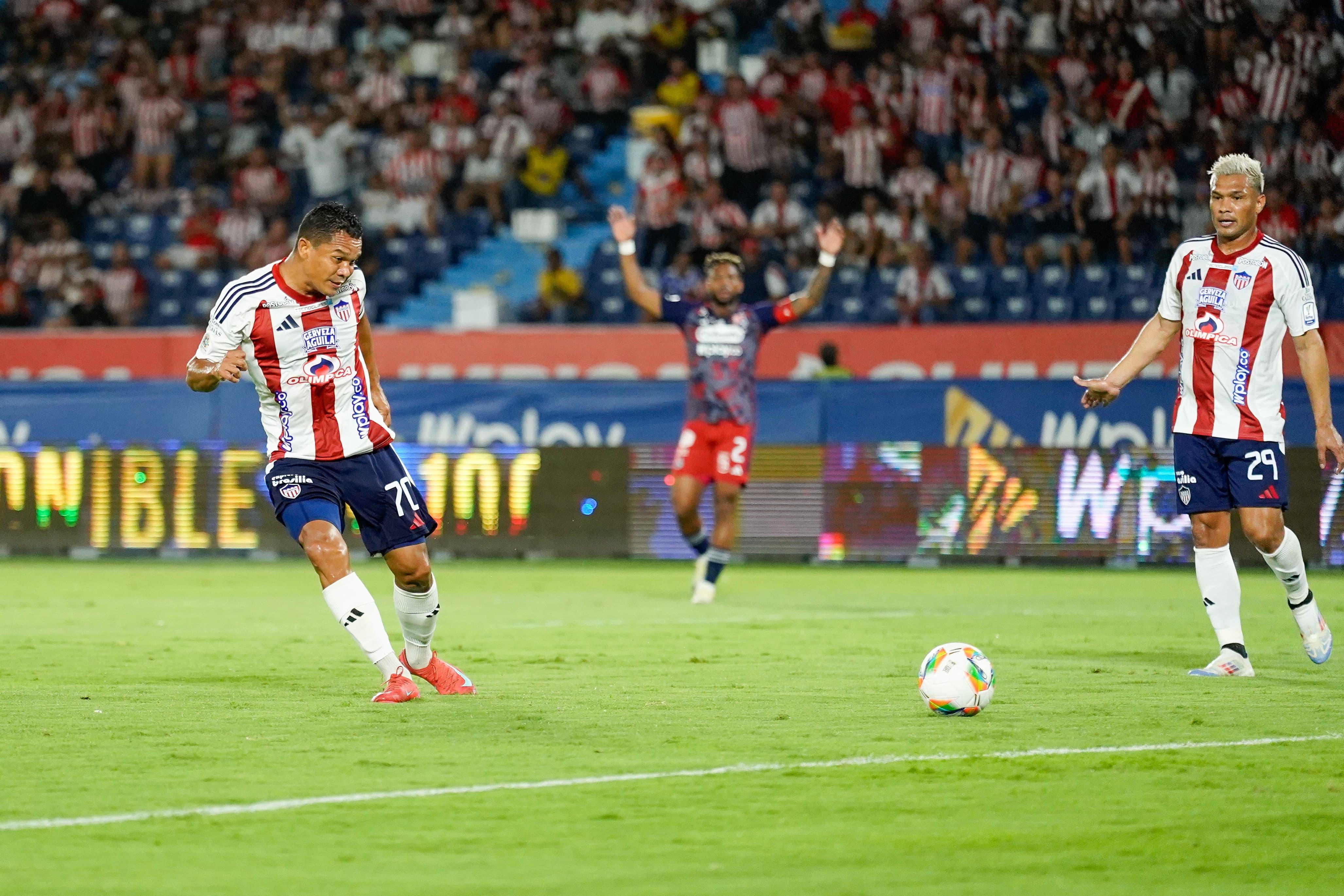 Bacca definiendo para el único gol del partido.