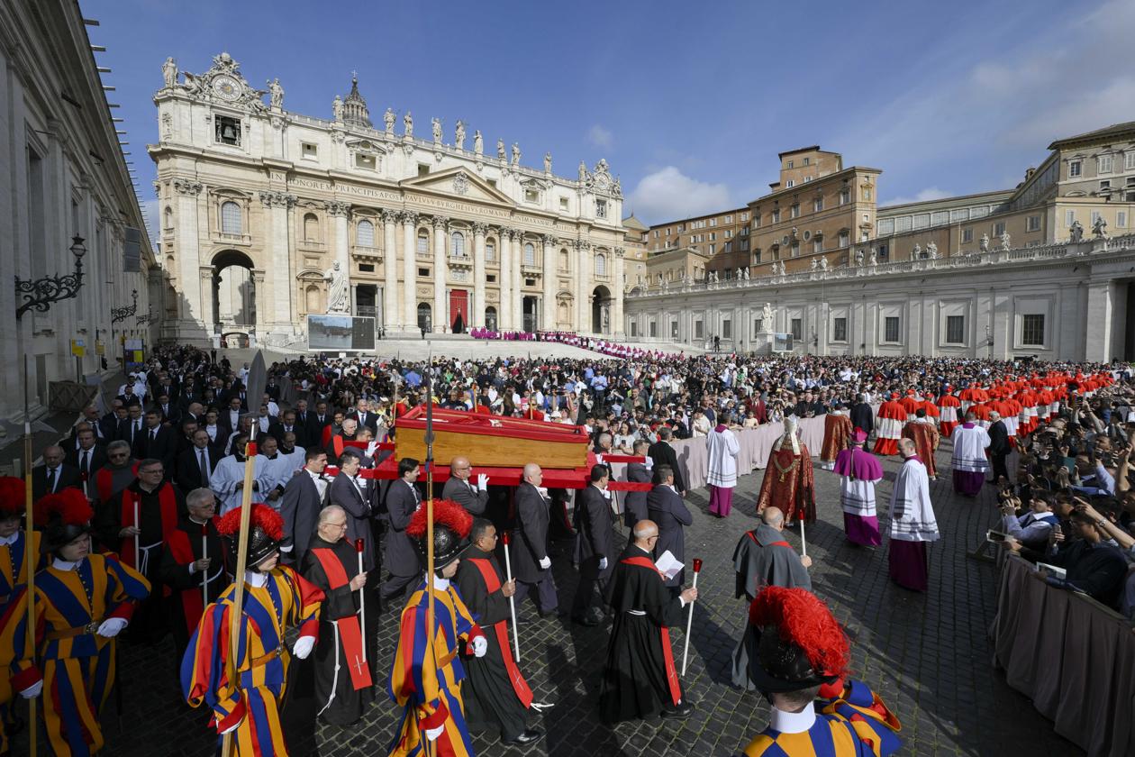 El Papa Francisco trasladado a la basílica de San Pedro.