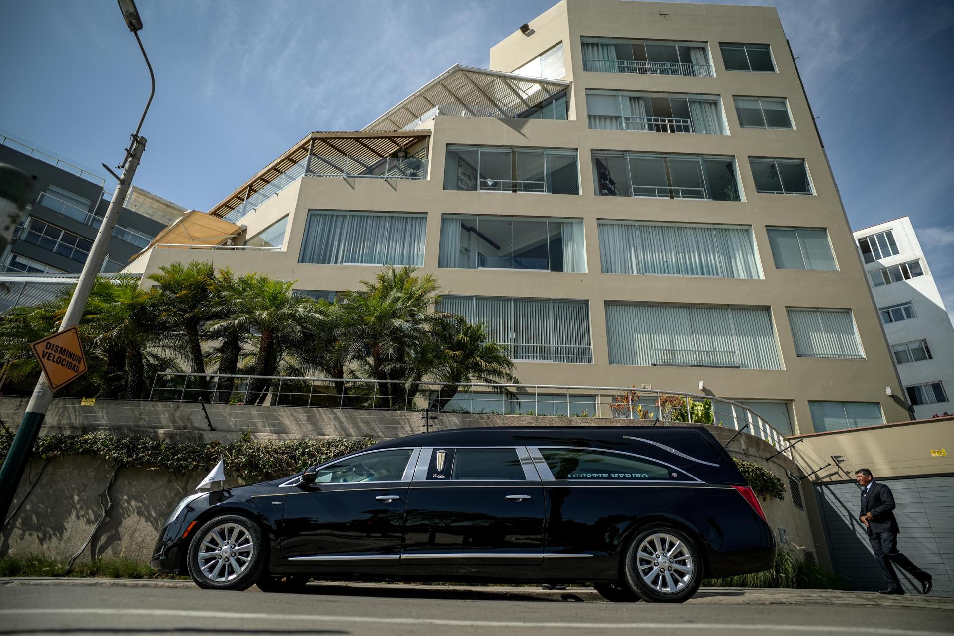 Carroza fúnebre que transporta el ataúd con el cuerpo del escritor Mario Vargas Llosa.