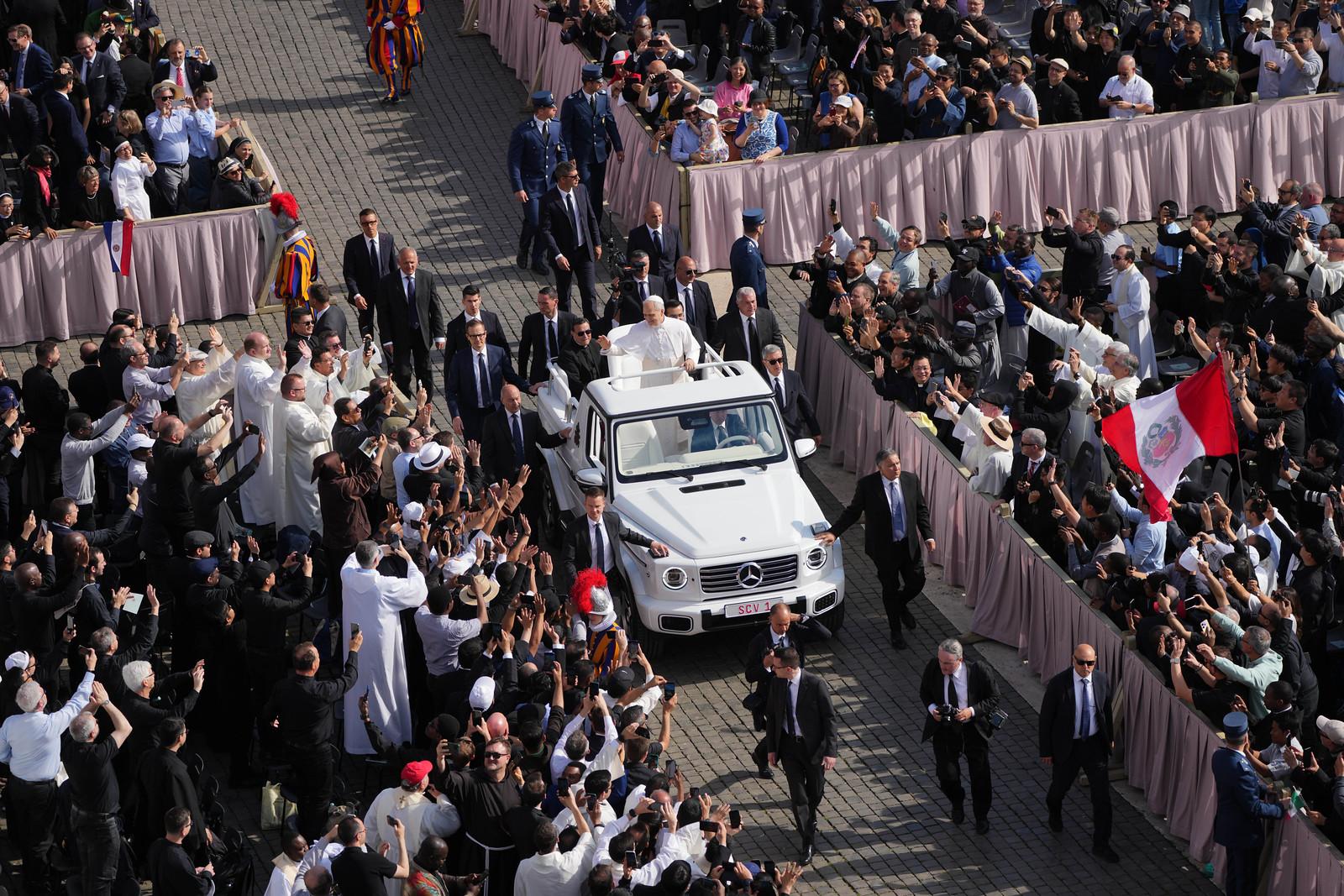 El Papa León saludando a la multitud. 