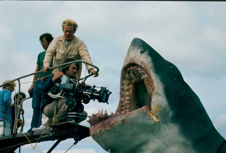 El director Steven Spielberg, mientras captura un plano del tiburón mecánico 'Bruce', durante el rodaje de 'Tiburón'. 