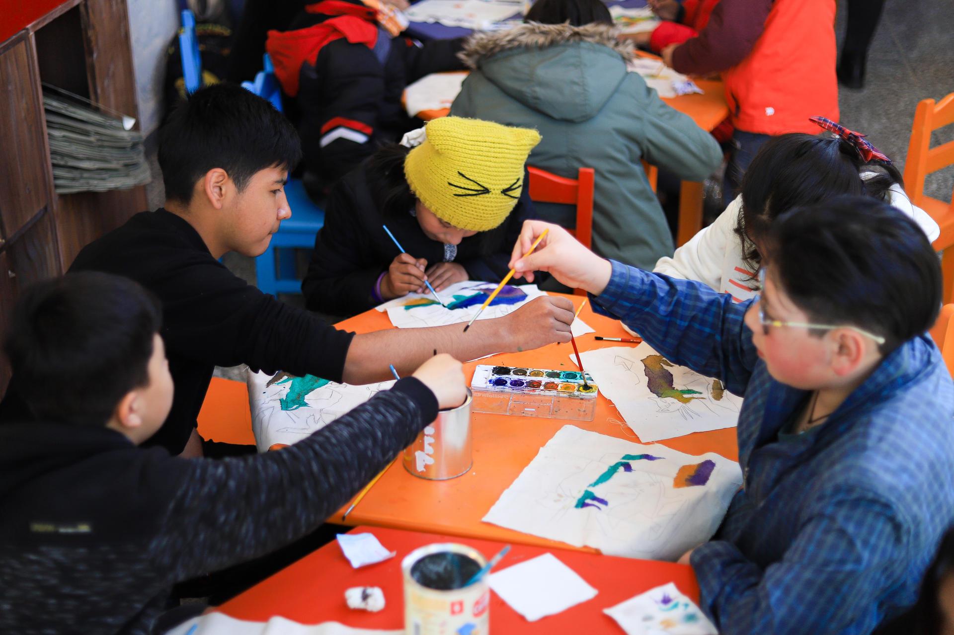 Niños participan en un taller inclusivo de pintura organizado por el Museo Nacional de Arte. 
