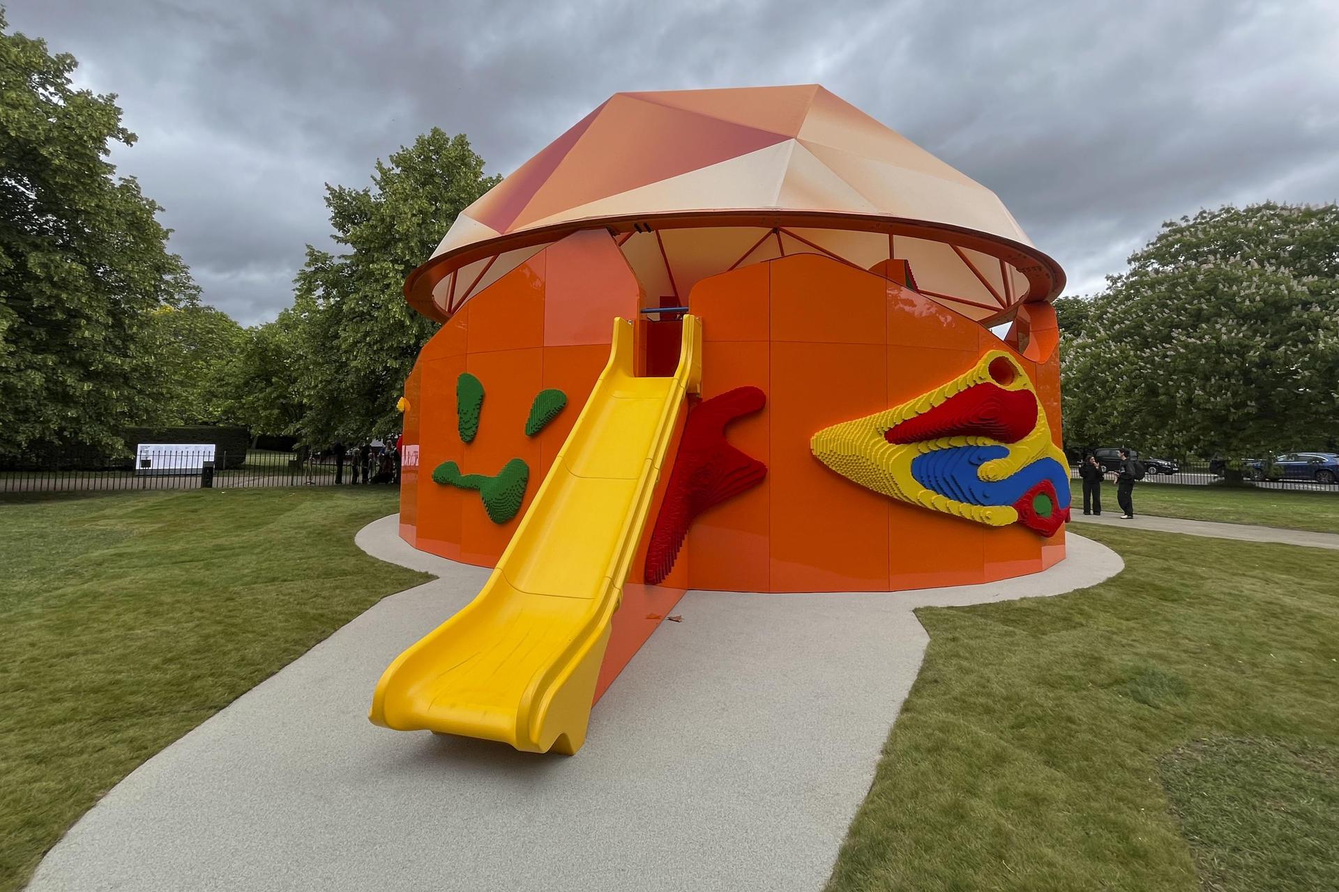  El 'Lego Pavilion', situado en pleno Hyde Park, junto a la Serpentine Gallery de Londres