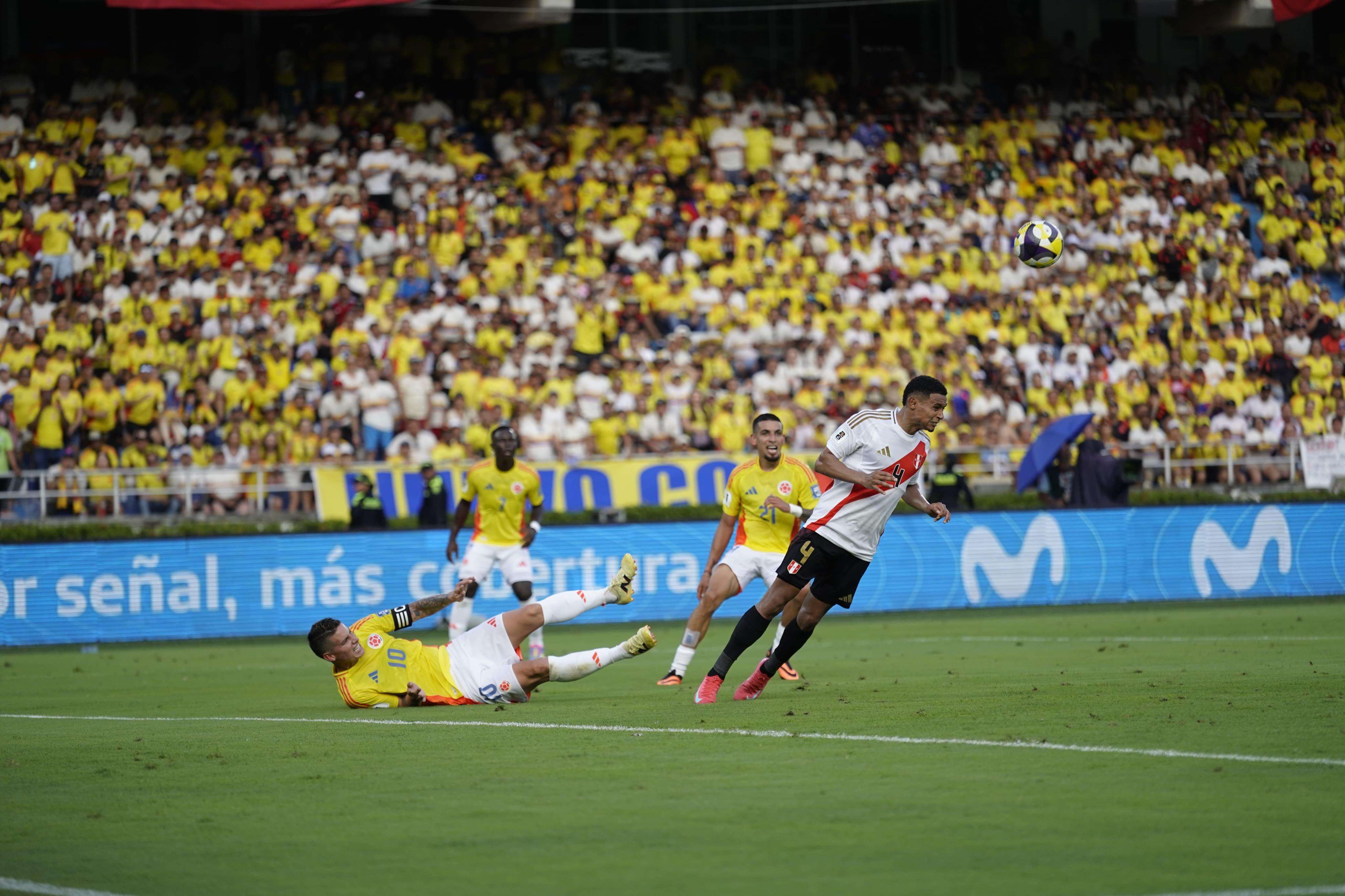 Jugada de ataque de James Rodríguez que fue despejada por Perú.
