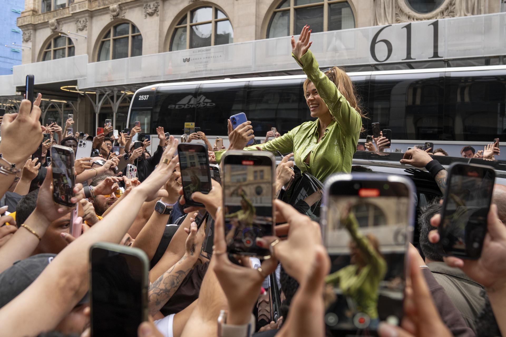 La cantante colombiana Karol G saluda a sus seguidores en la promoción de su nuevo álbum, en Nueva York. 