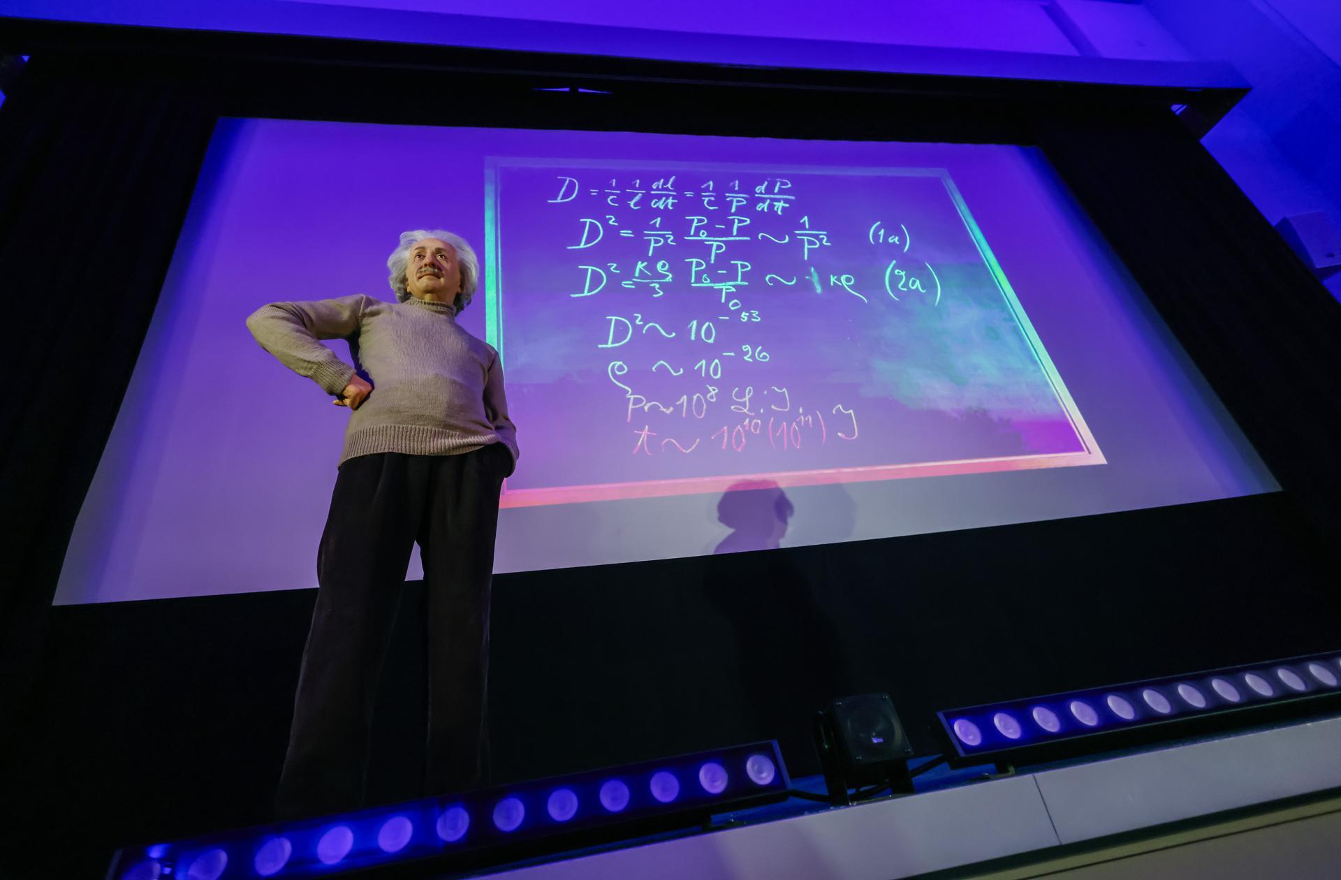 Se presentó una estatua en cera de Albert Einstein. 