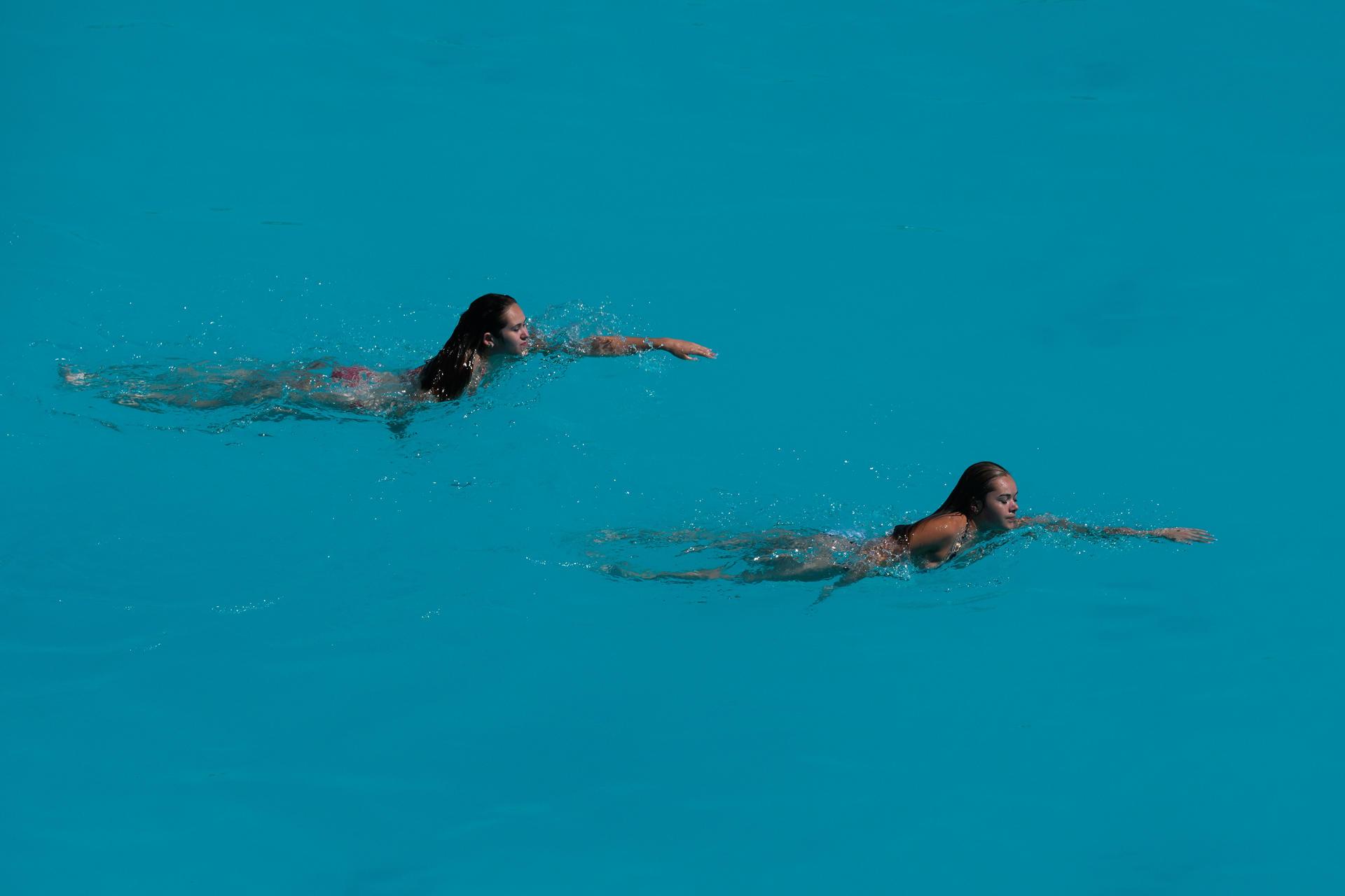 Ante ola de calor las personas se refugian en piscinas.