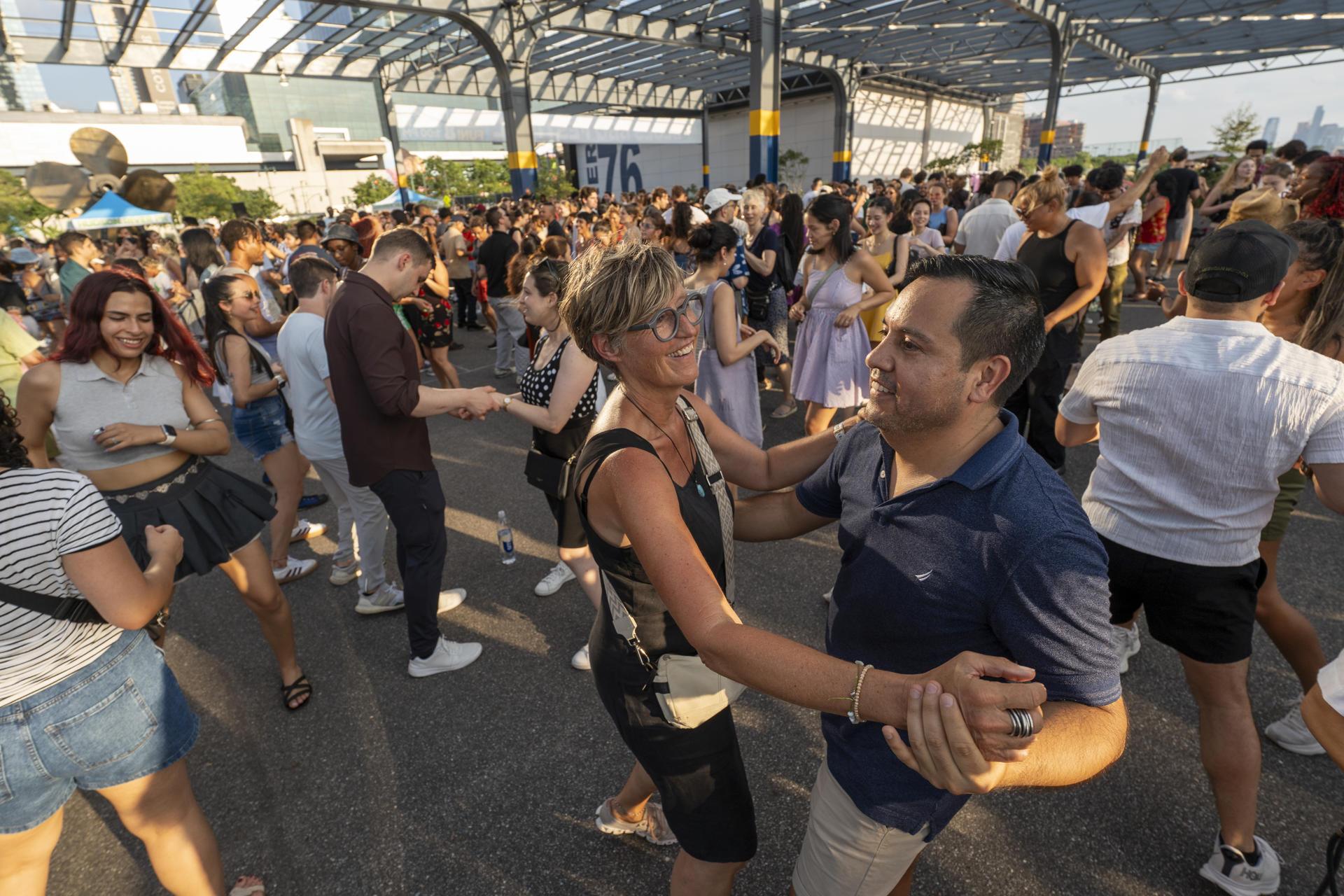 Personas bailando en el puerto 76 de Manhattan durante una clase de salsa. 