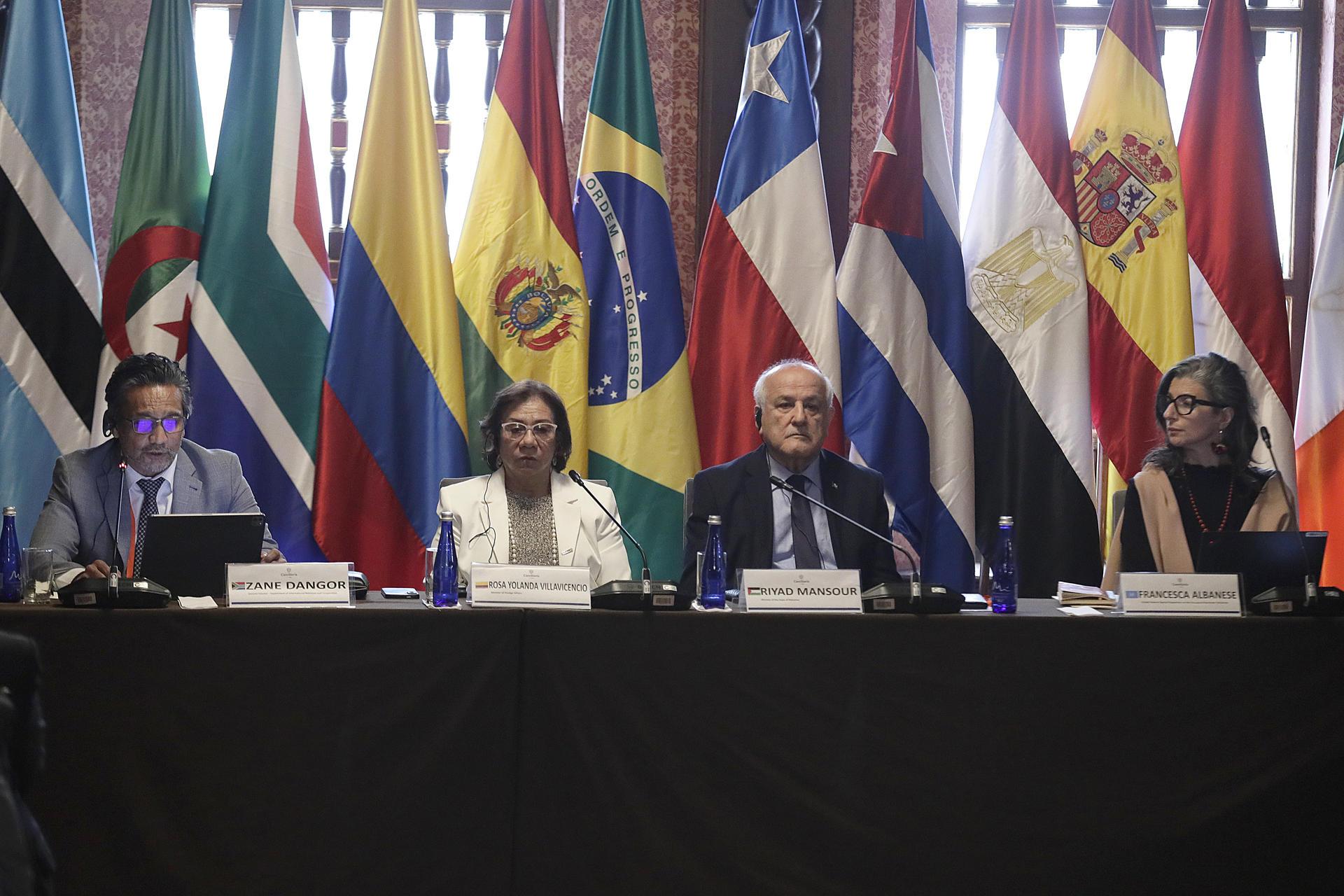 Directivos durante la instalación de la primera cumbre ministerial de emergencia del Grupo de La Haya este martes.