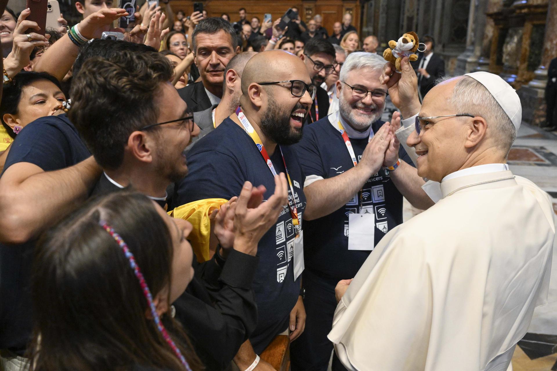 El Papa saludando al final de la misa celebrada en la basílica de San Pedro a los 'influencers'.