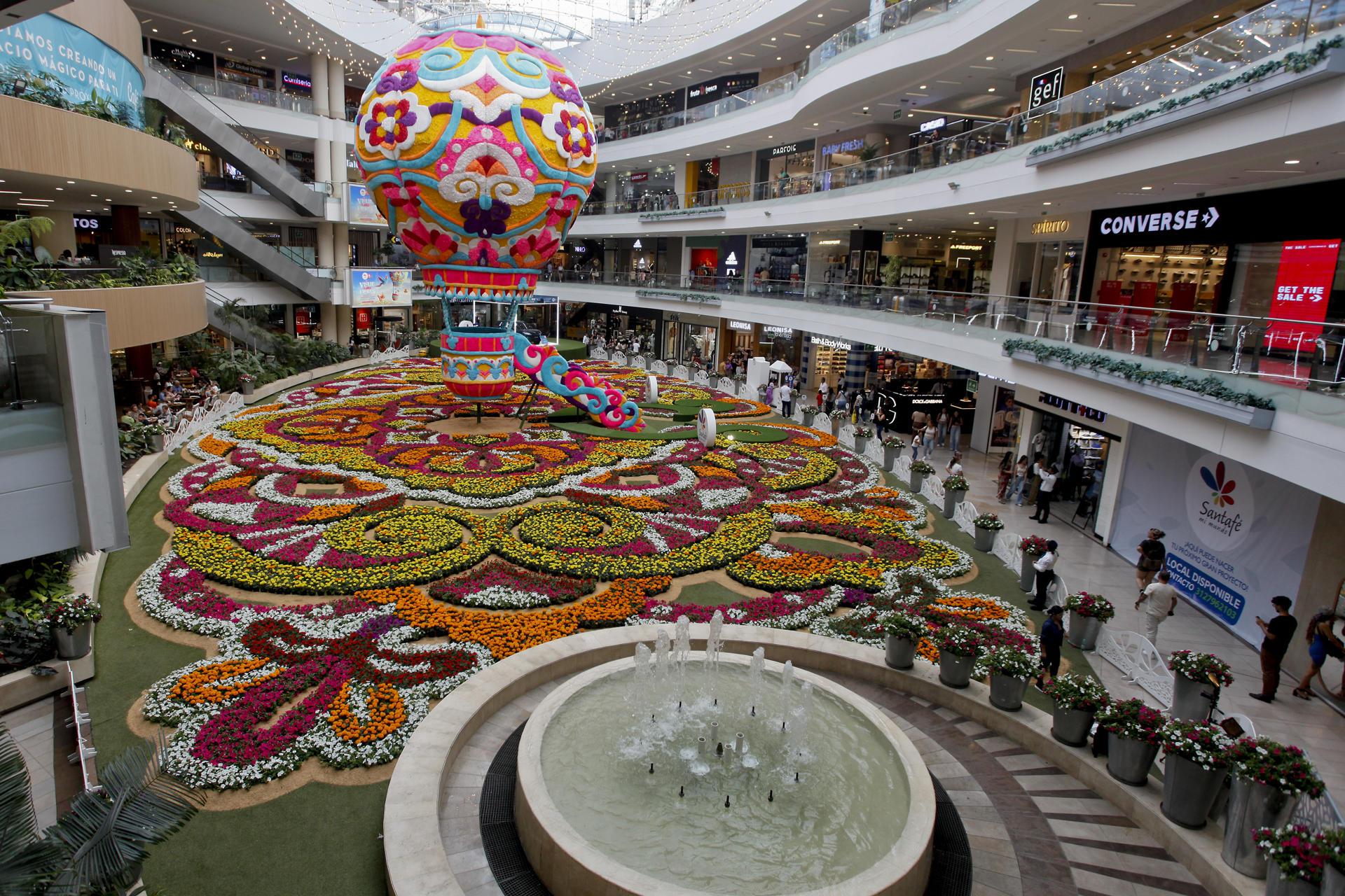 Un tapete elaborado con flores en el centro comercial Santafé en Medellín.