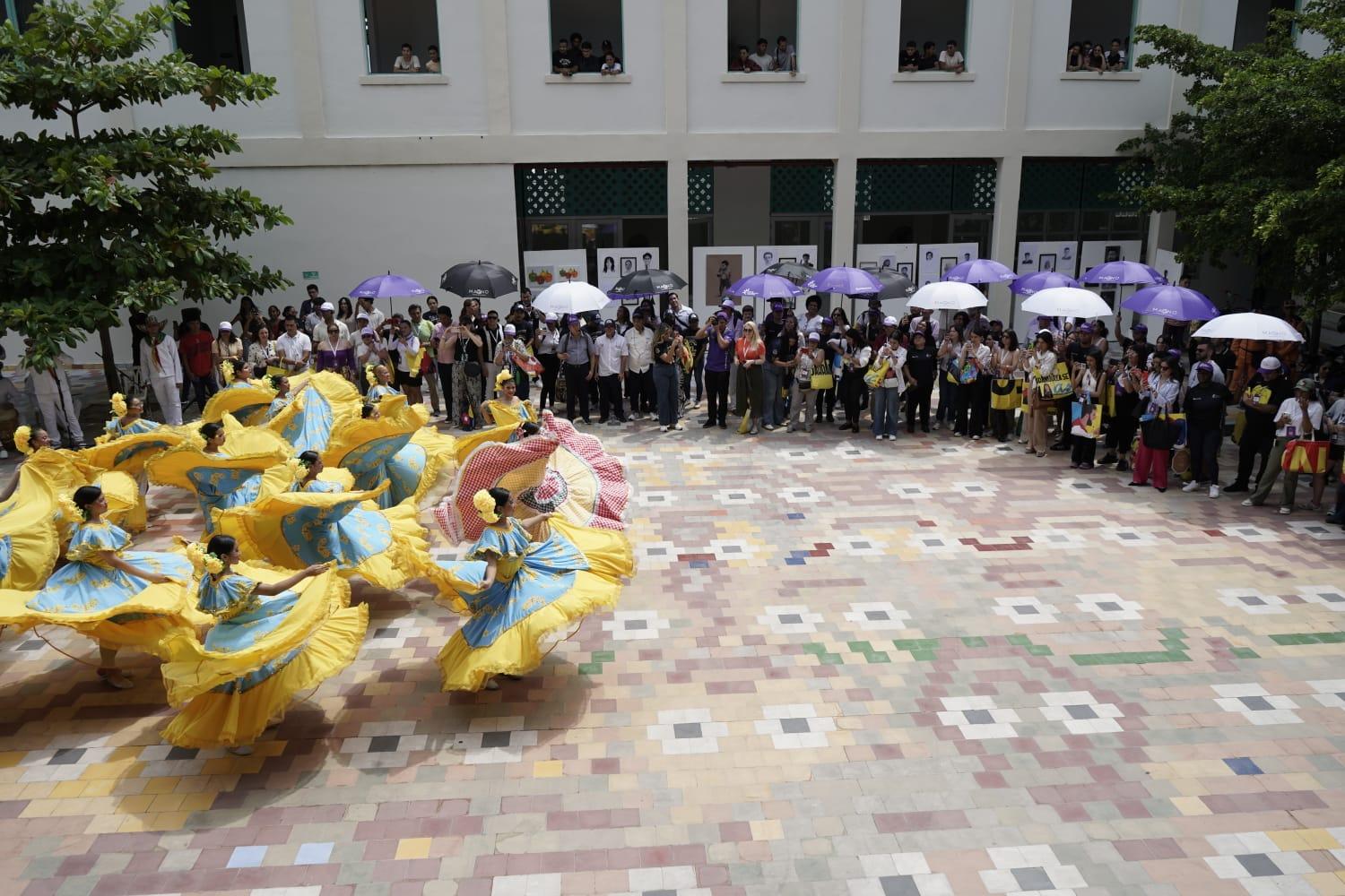 Presentación folclórica en la Fábrica de Cultura.