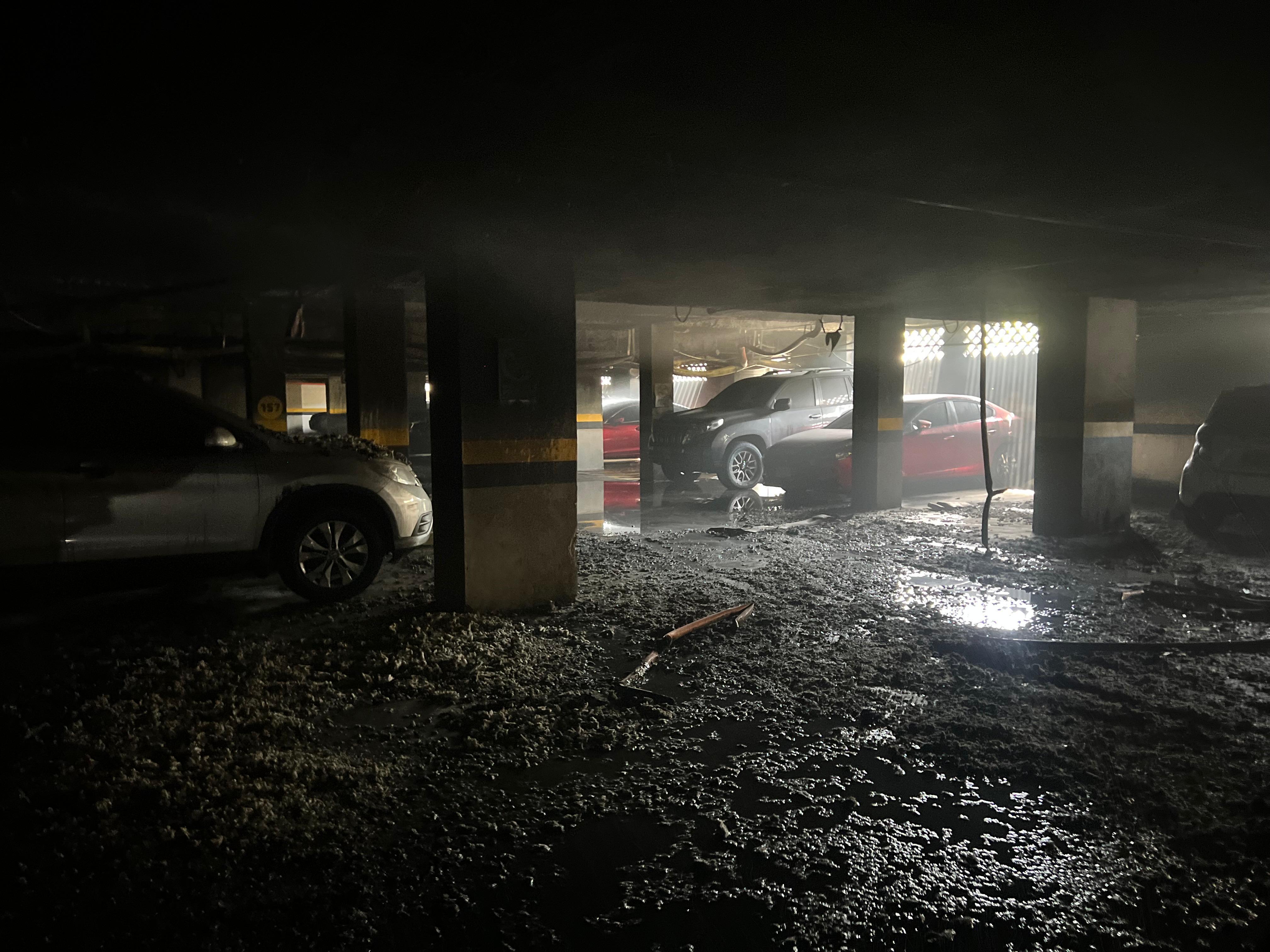 Así quedó el parqueadero tras el incendio en el conjunto residencial. 