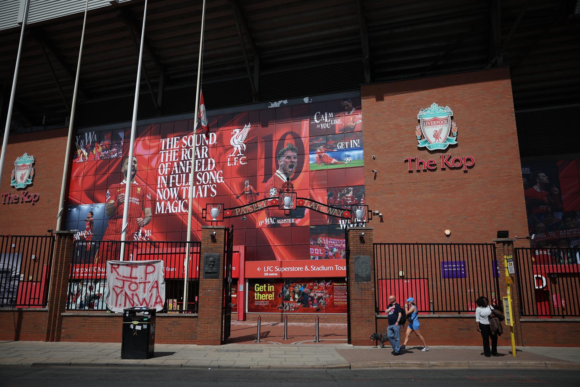 Aficionados al Liverpool se han acercado para rendir homenaje a Diogo Jota.