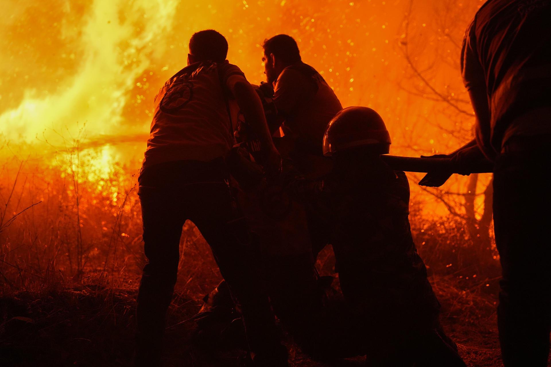 Equipo de bomberos lucha para apagar el incendio en Siria.