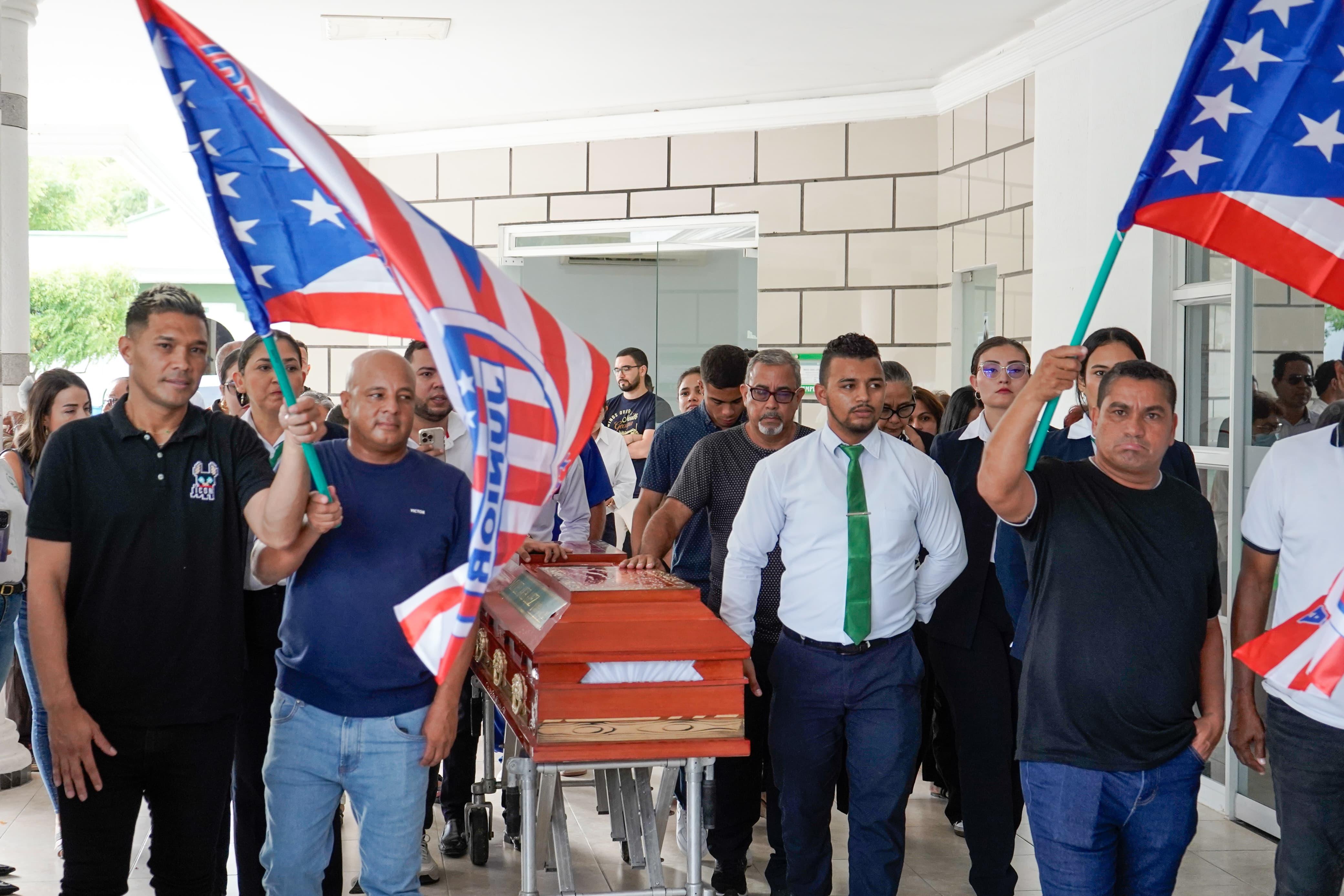 El féretro con los restos del 'Zurdo' López cuando era conducido a la sala de cremación.
