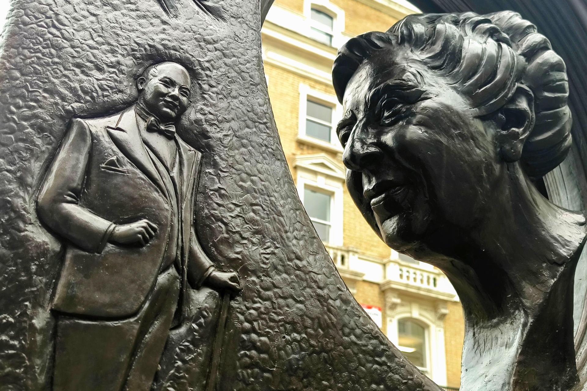 Estatua memorial Agatha Christie. 