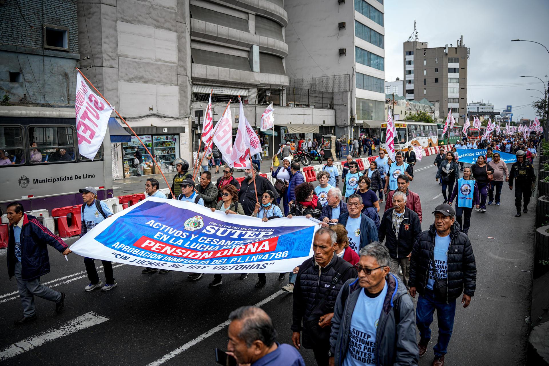 Profesores peruanos protestan.