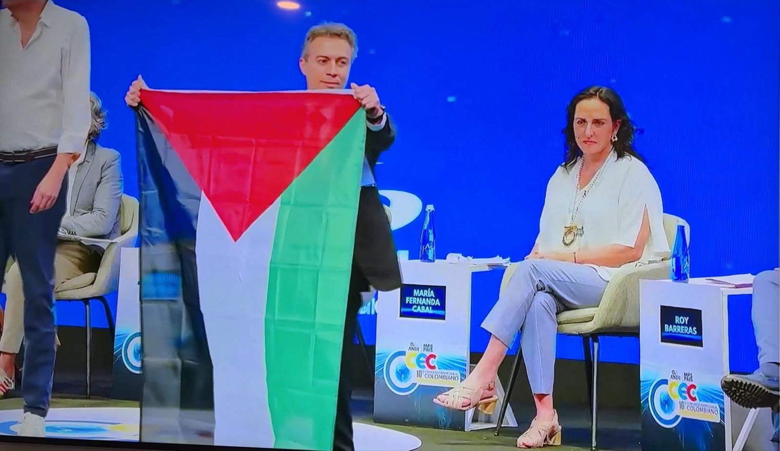 Daniel Quintero fue abucheado por subir a panel al que no estaba invitado