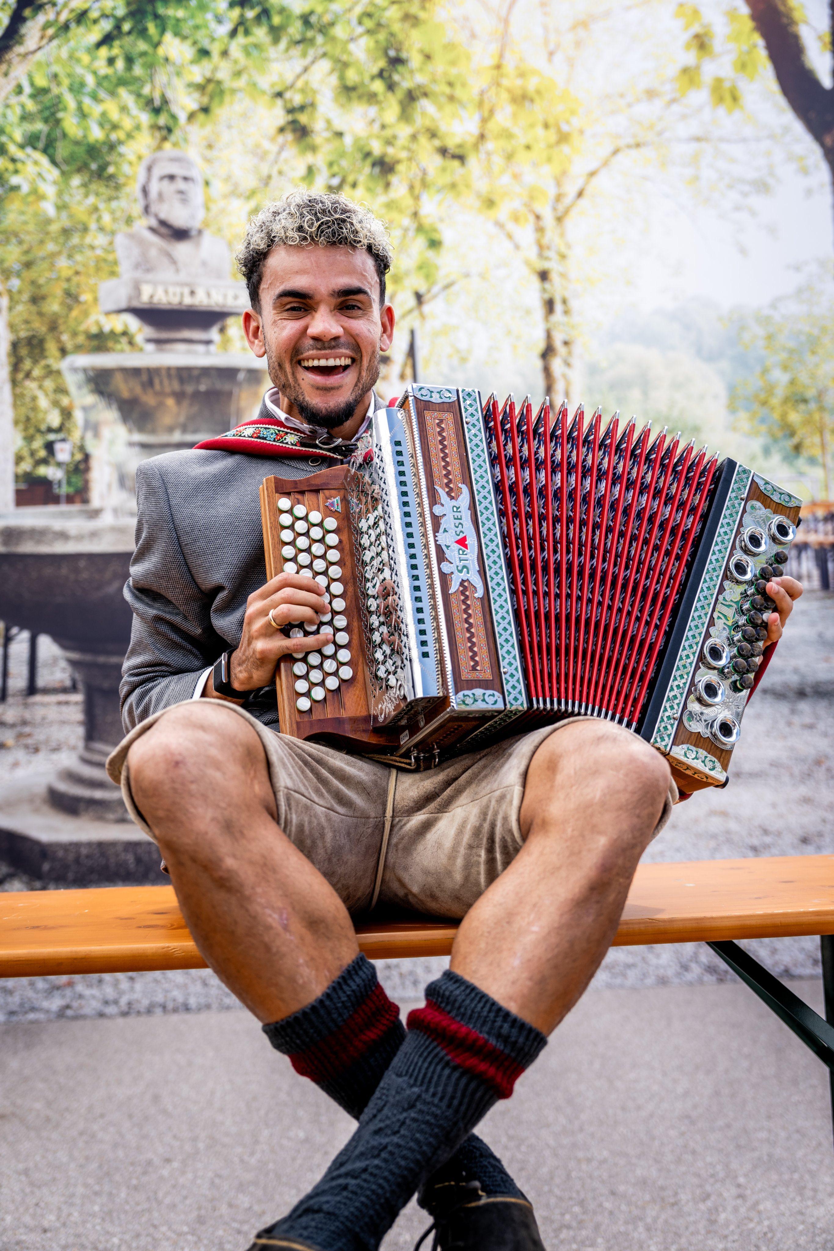 Luis Díaz se le midió a tocar el acordeón.
