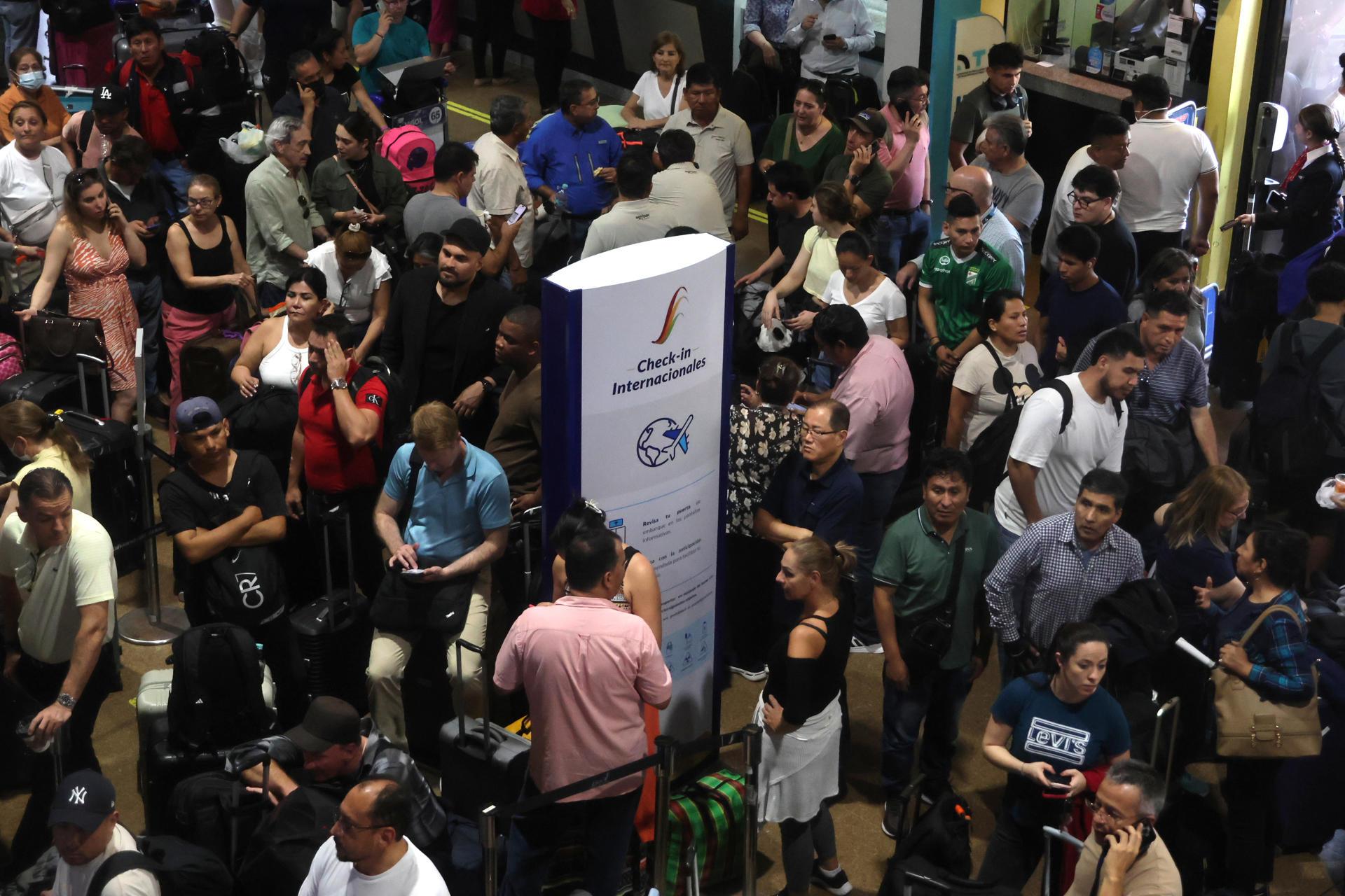 Personas en el Aeropuerto Internacional de Bolivia.