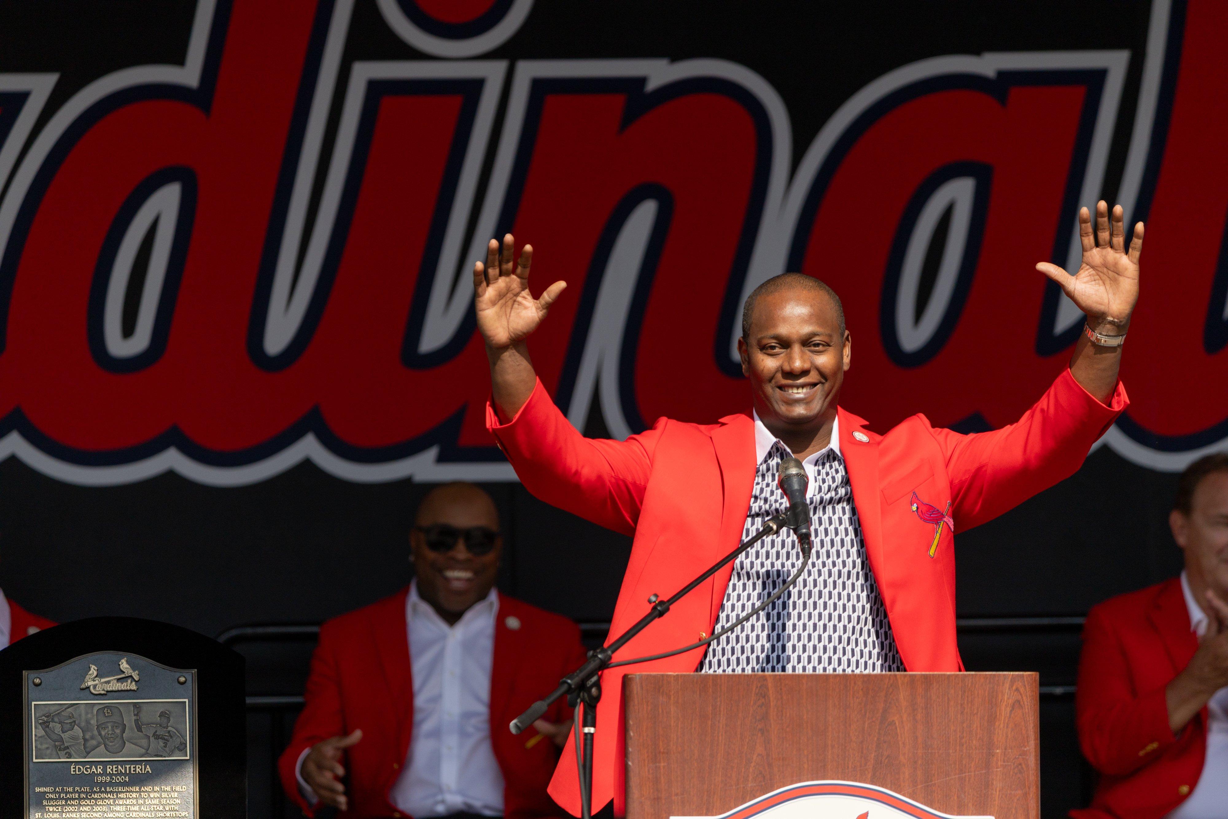 Édgar Rentería tras recibir la chaqueta roja como miembro del Salón de la Fama de los Cardenales de San Luis. 